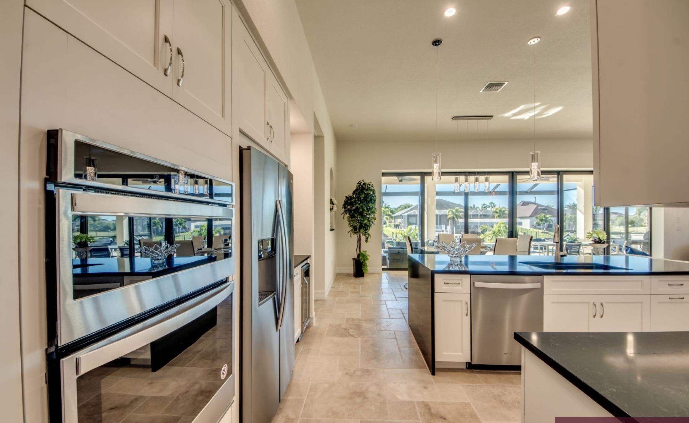 Beheizter Pool und Spa am Kanal mit privatem Bootsdock.