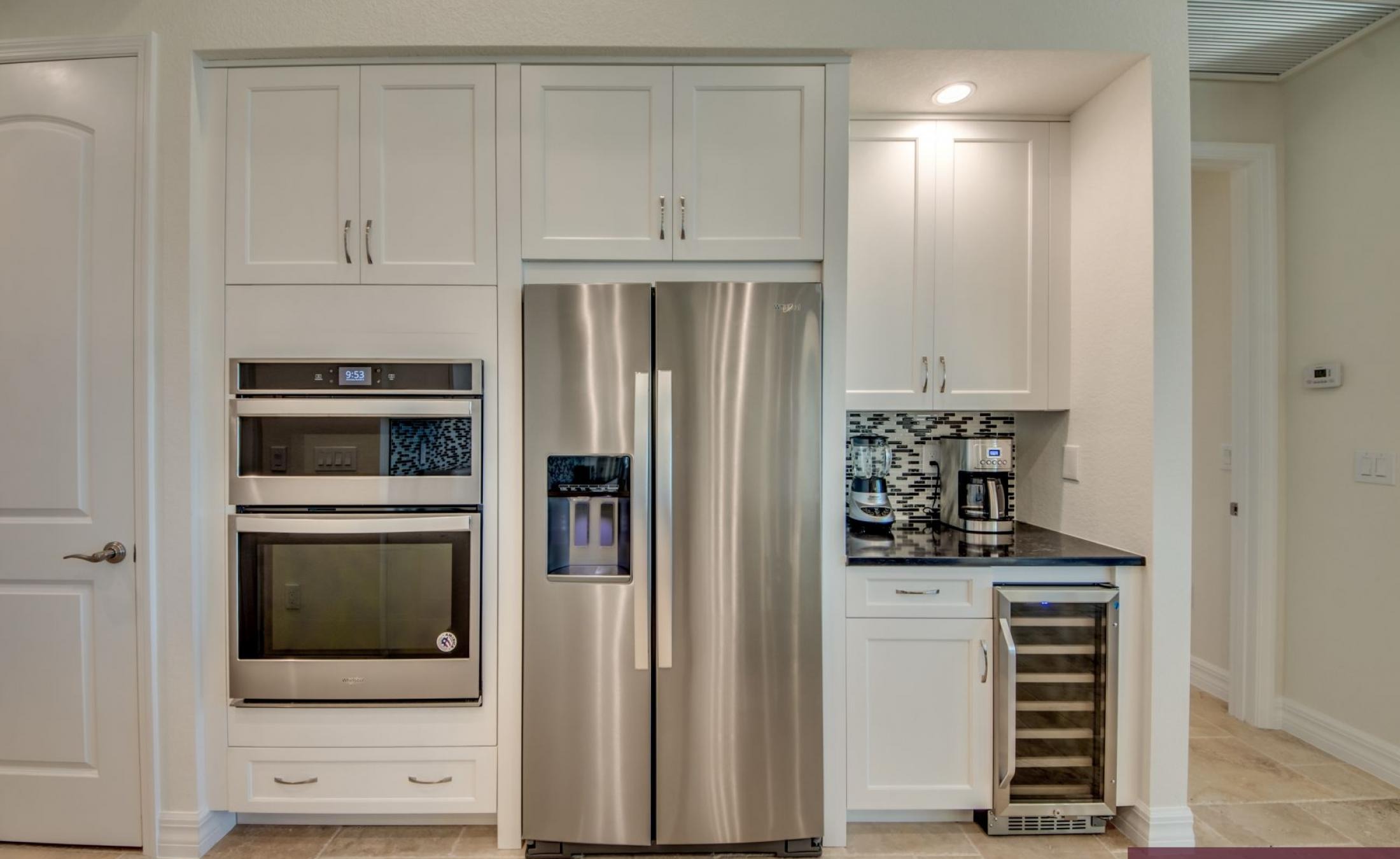 Beheizter Pool und Spa mit Blick auf den Kanal und Bootsdock.