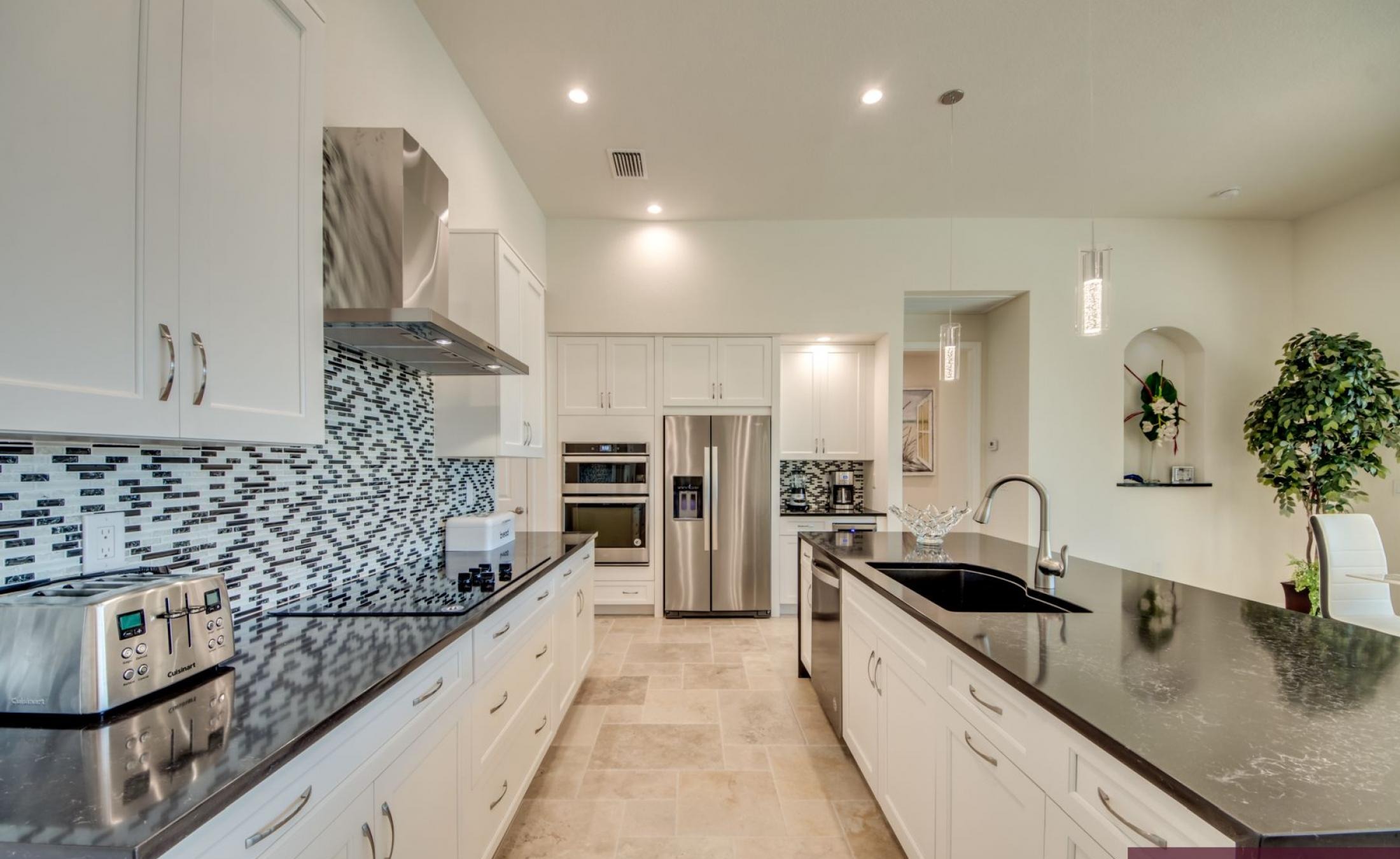 Beheizter Pool und Spa mit Blick auf den Kanal und privatem Bootsdock.