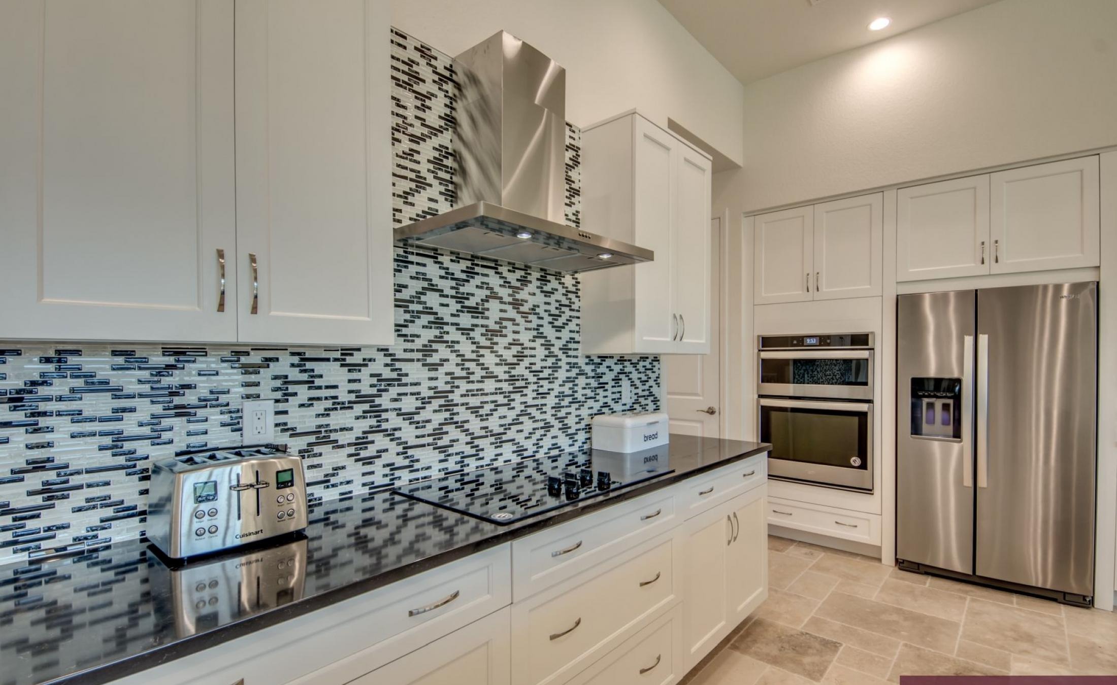 Beheizter Pool mit Spa und Blick auf den Kanal mit privatem Bootsdock.