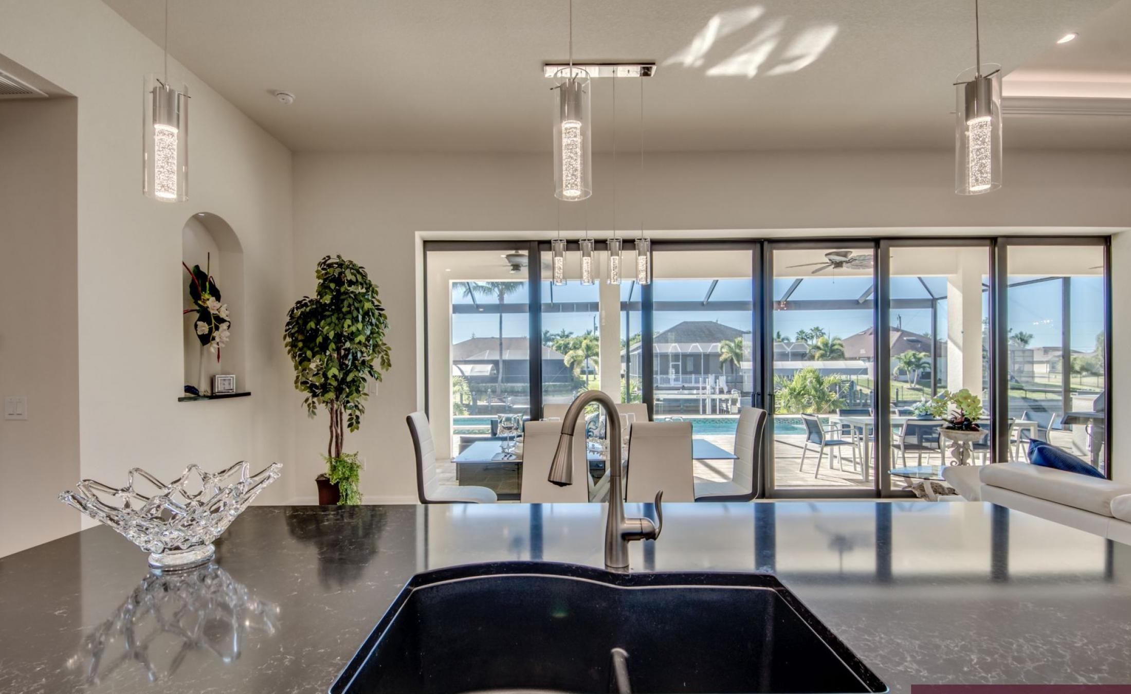 Beheizter Pool und Spa auf der sonnigen Terrasse am Kanal mit Bootsdock.