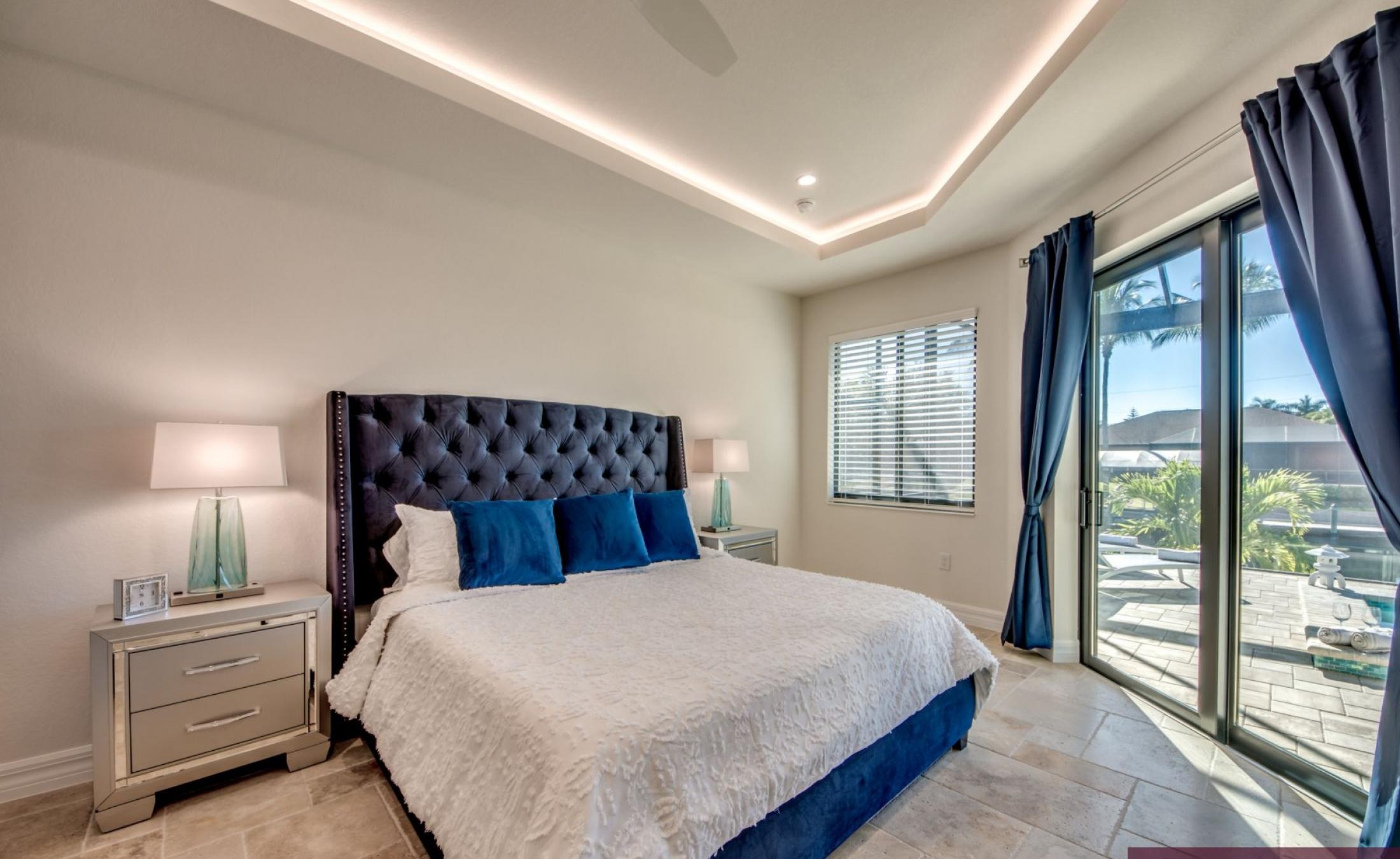 Beheizter Pool mit Spa und Blick auf den Kanal mit privatem Bootsdock.