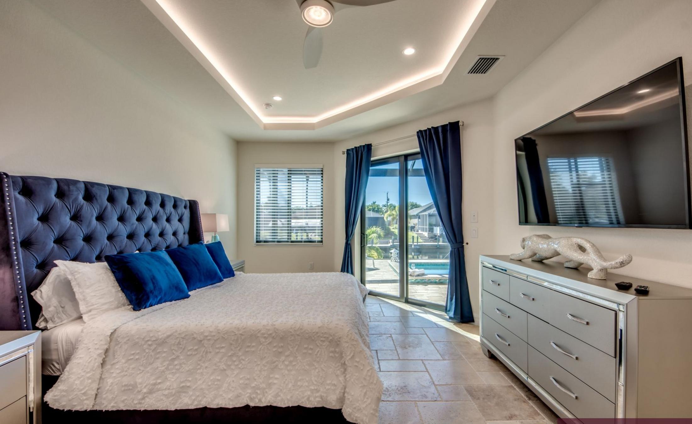 Beheizter Pool und Spa auf der sonnigen Terrasse am Kanal mit privatem Bootsdock.