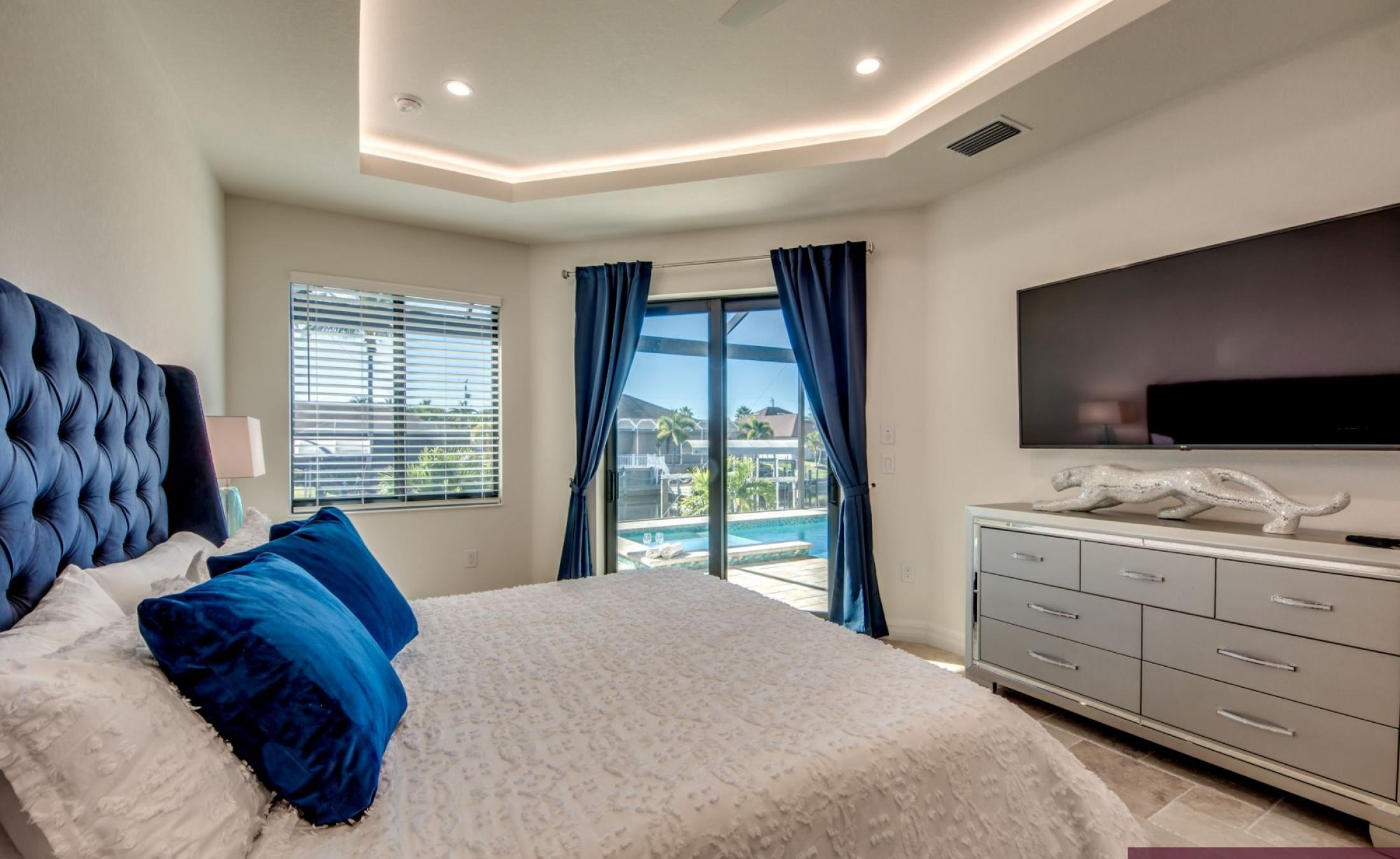 Beheizter Pool mit Spa und Blick auf den Kanal mit privatem Bootsdock.