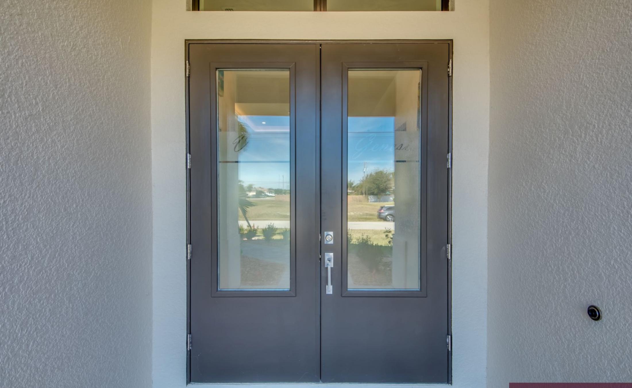 Beheizter Pool mit Spa und Bootsdock am Kanal.