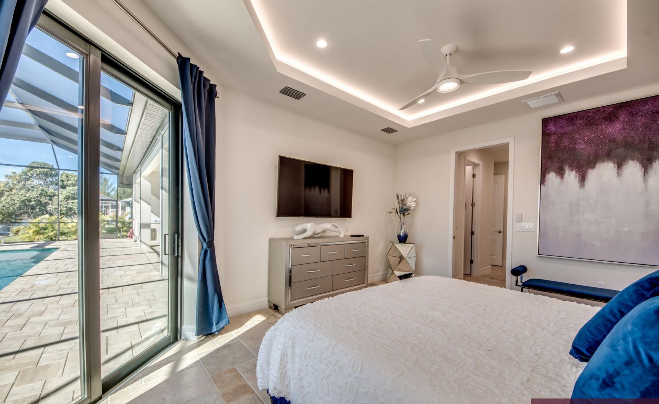 Beheizter Pool und Spa mit Blick auf den Kanal und Bootsdock.