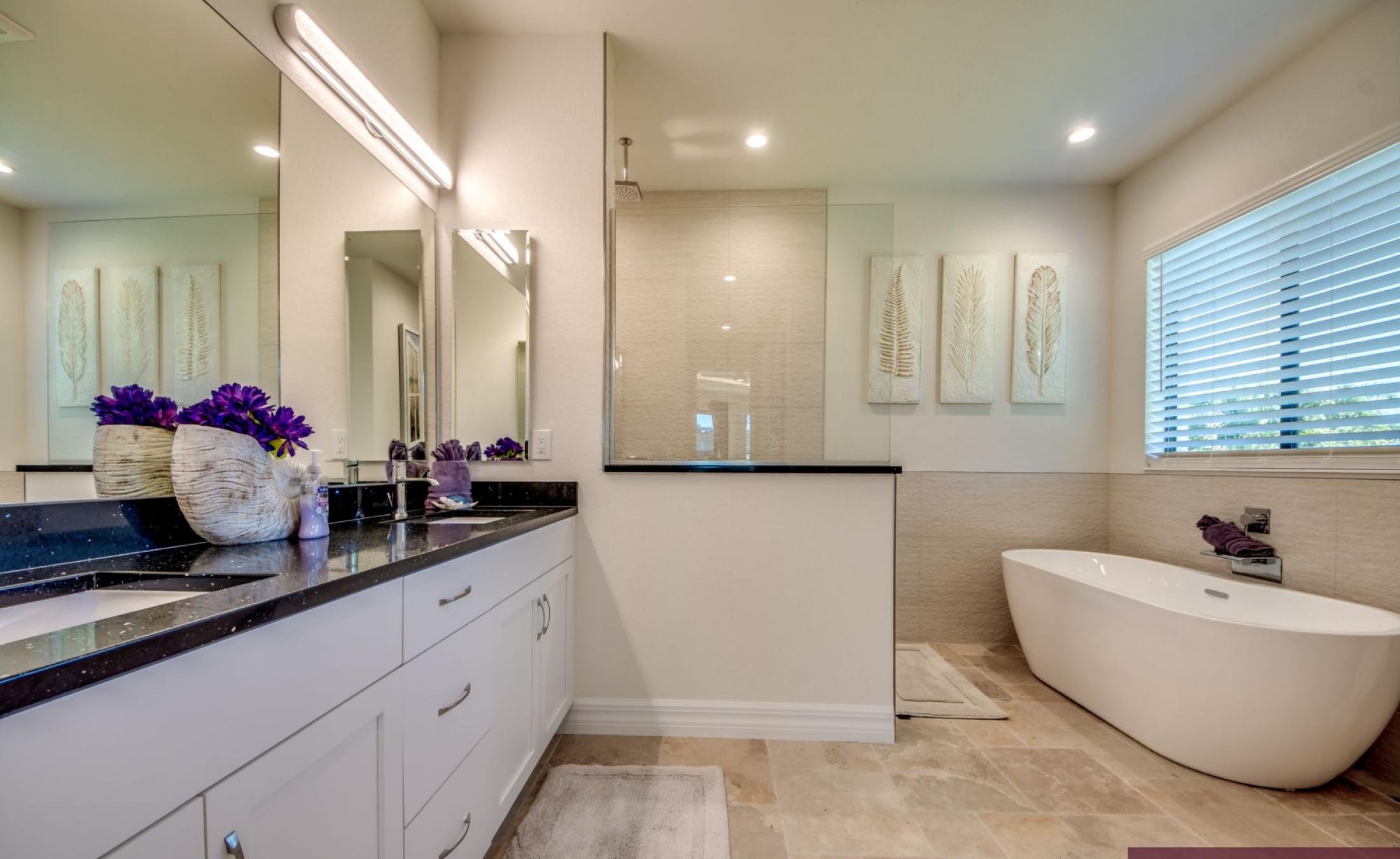 Beheizter Pool mit Spa und Blick auf den Kanal mit privatem Bootsdock.