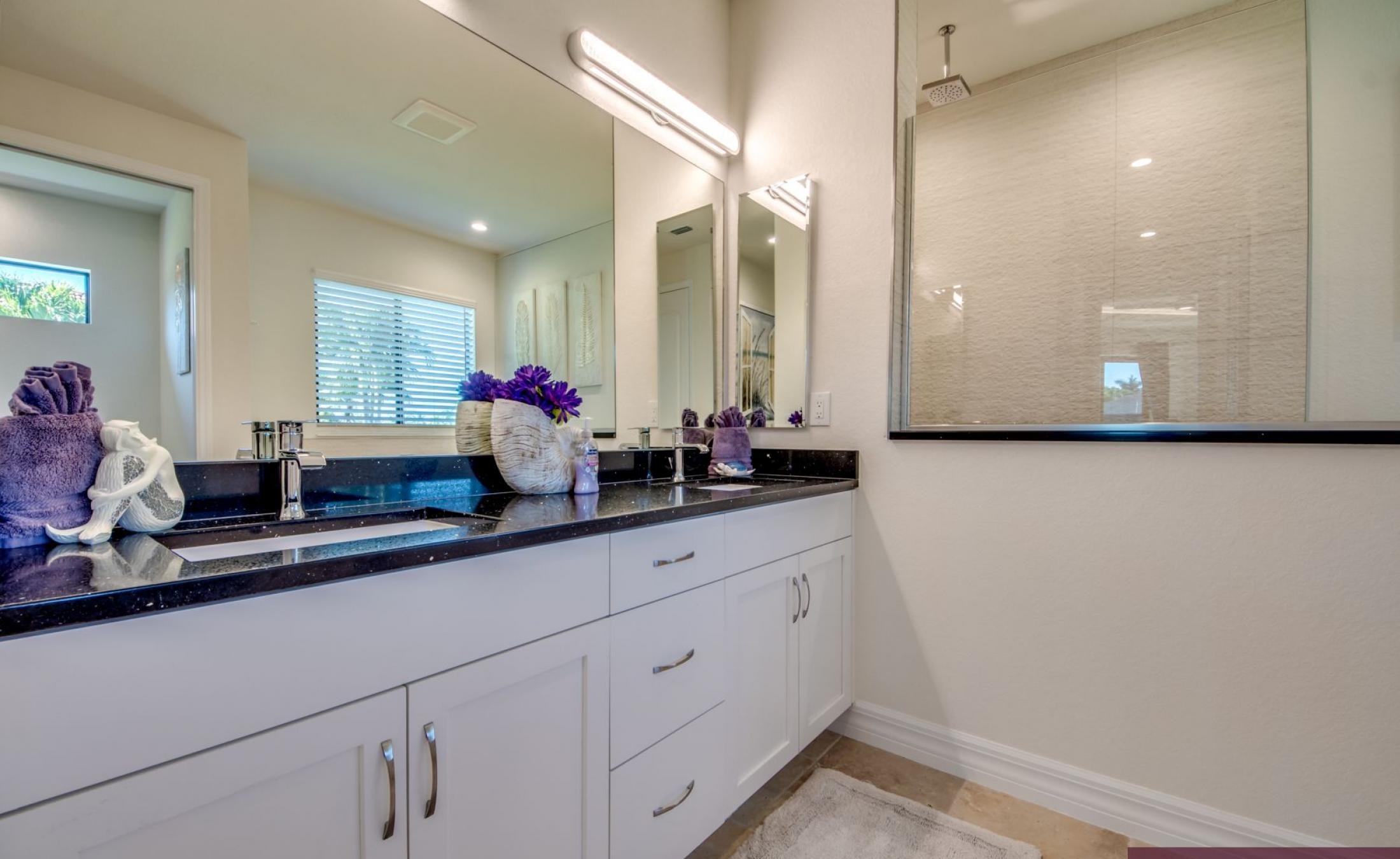 Beheizter Pool und Spa mit Blick auf den Kanal und Bootsdock.