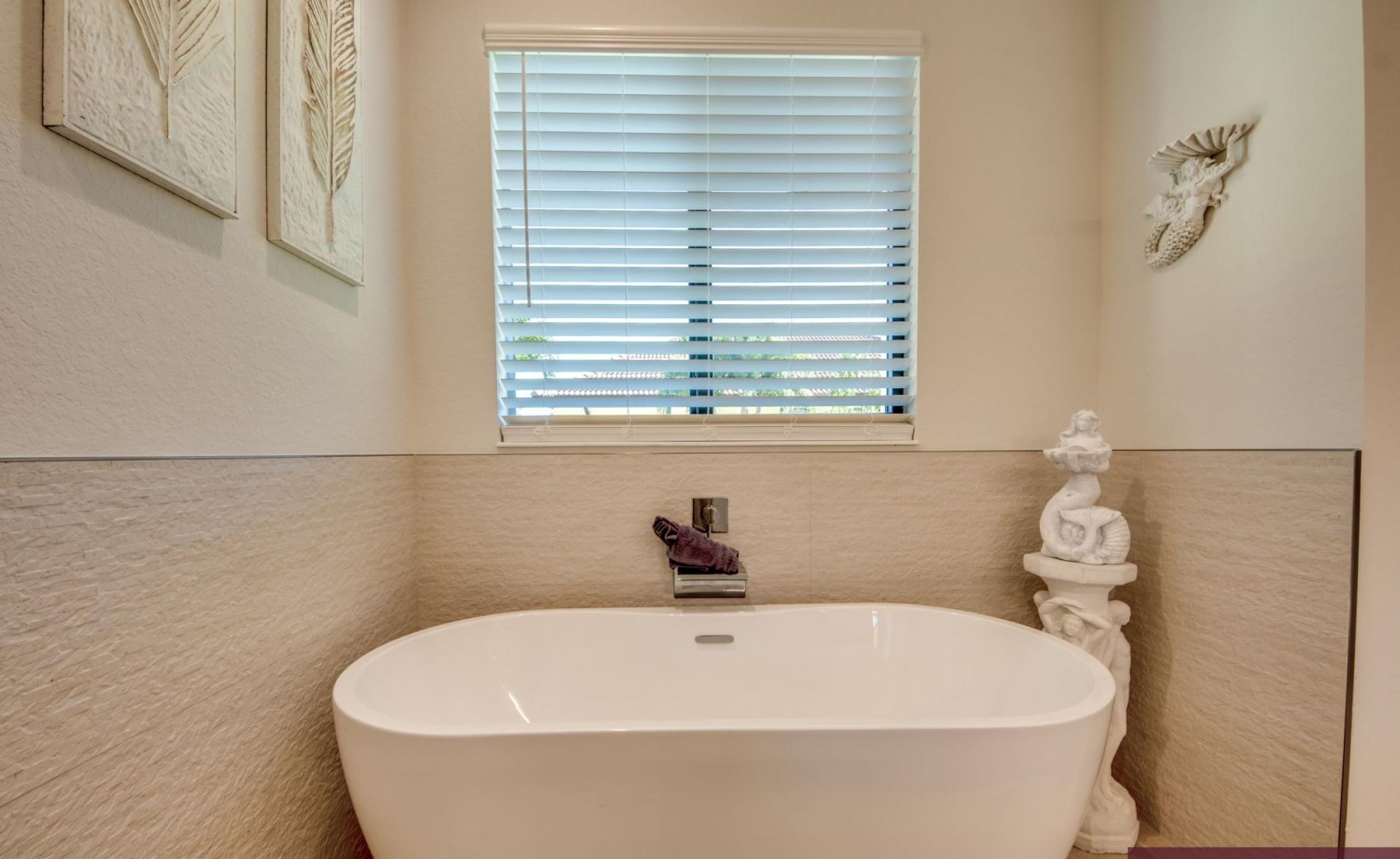 Beheizter Pool und Spa mit Blick auf den Kanal und privatem Bootsdock.