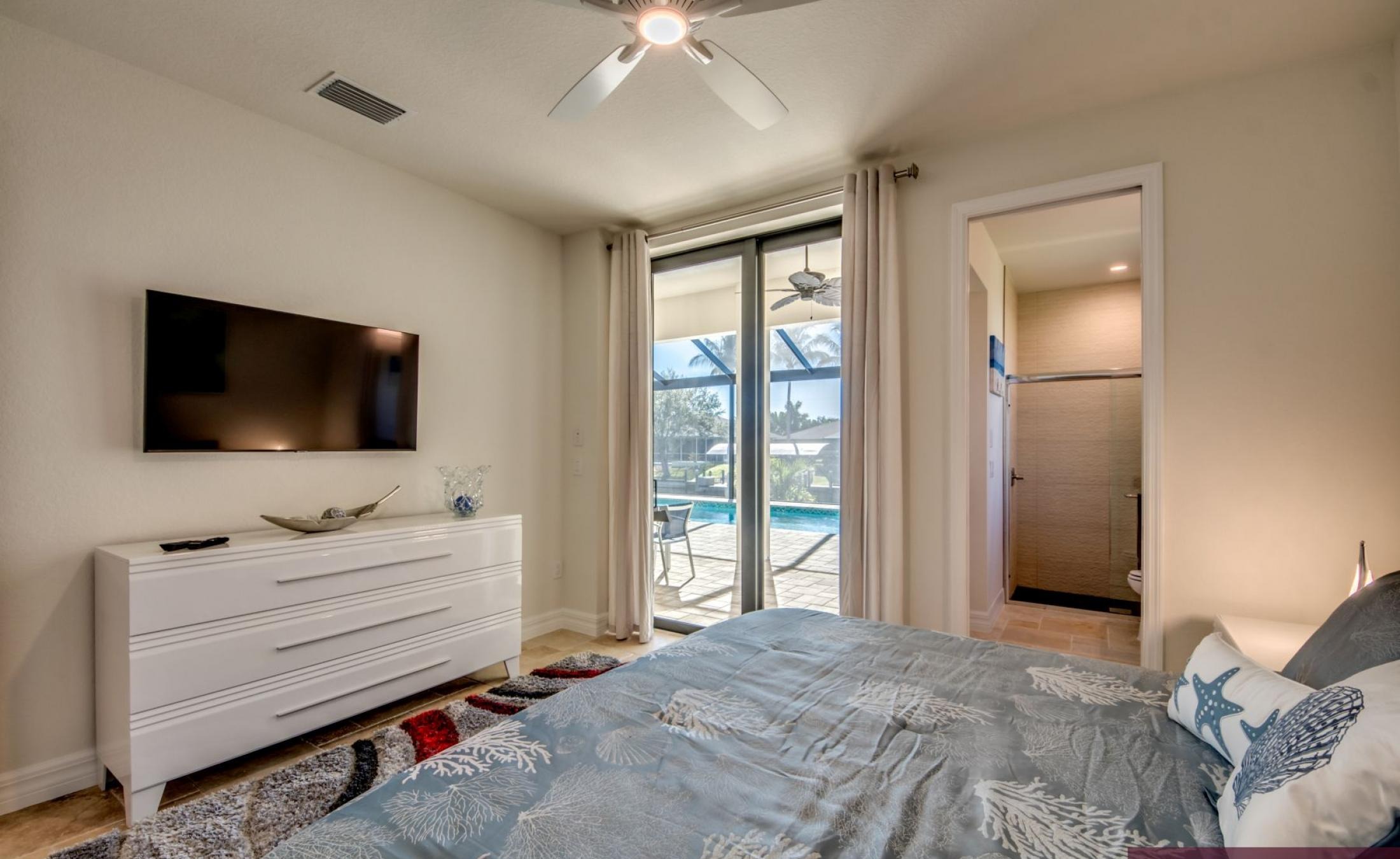 Beheizter Pool und Spa mit Blick auf den Kanal und privatem Bootsdock.