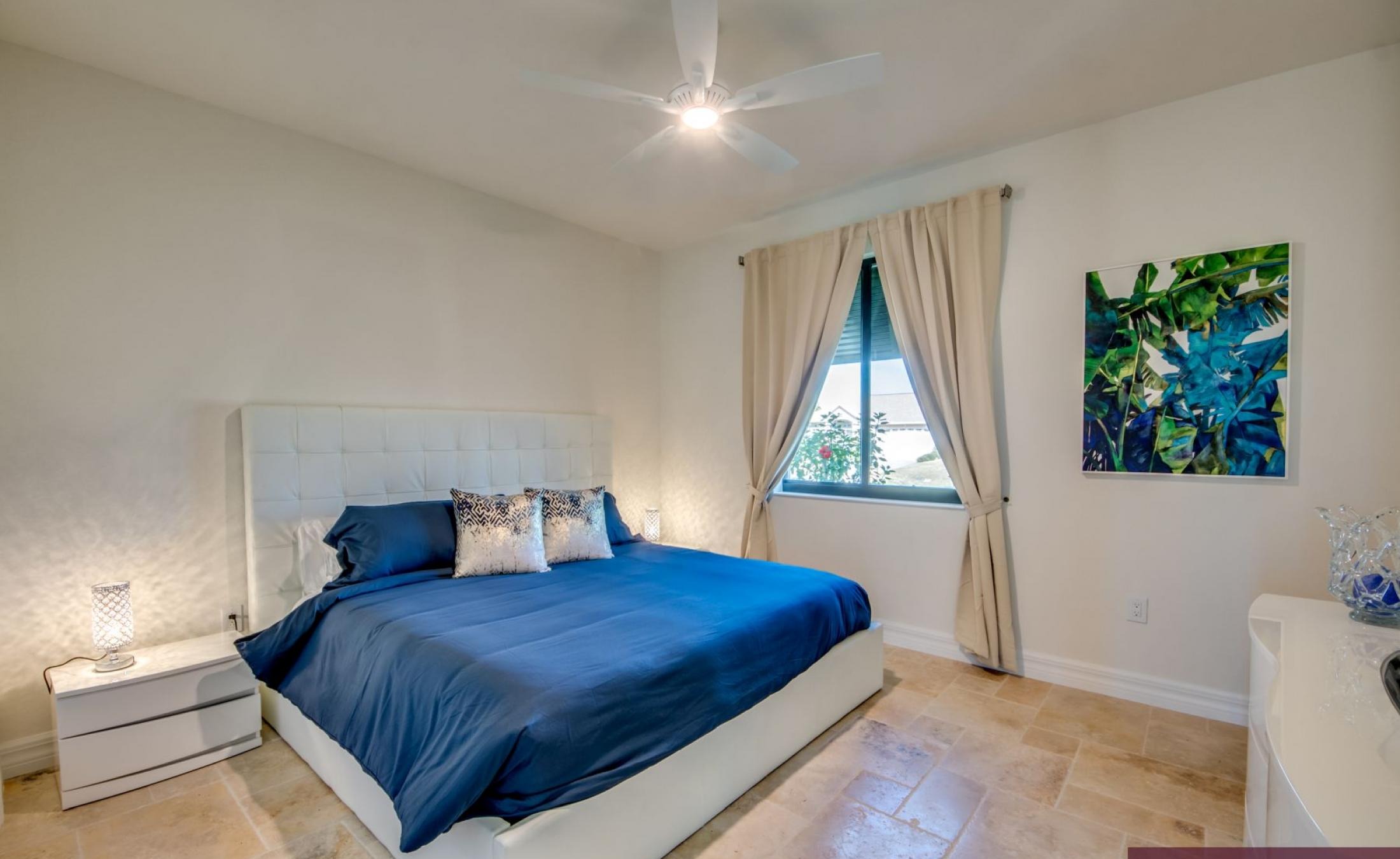 Beheizter Pool mit Spa und Sonnenliegen am Kanal mit Bootsdock.