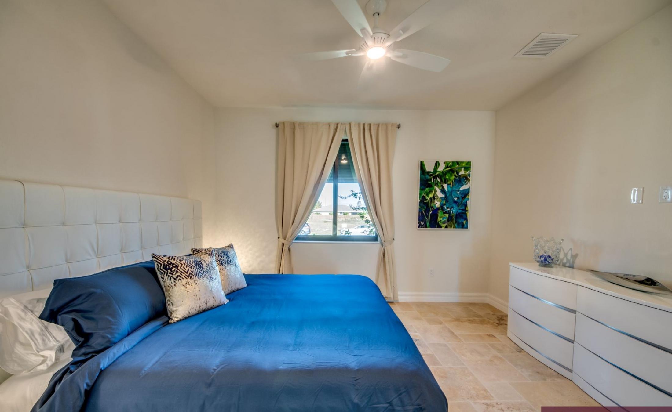 Beheizter Pool und Spa mit Blick auf den Kanal und privatem Bootsdock.