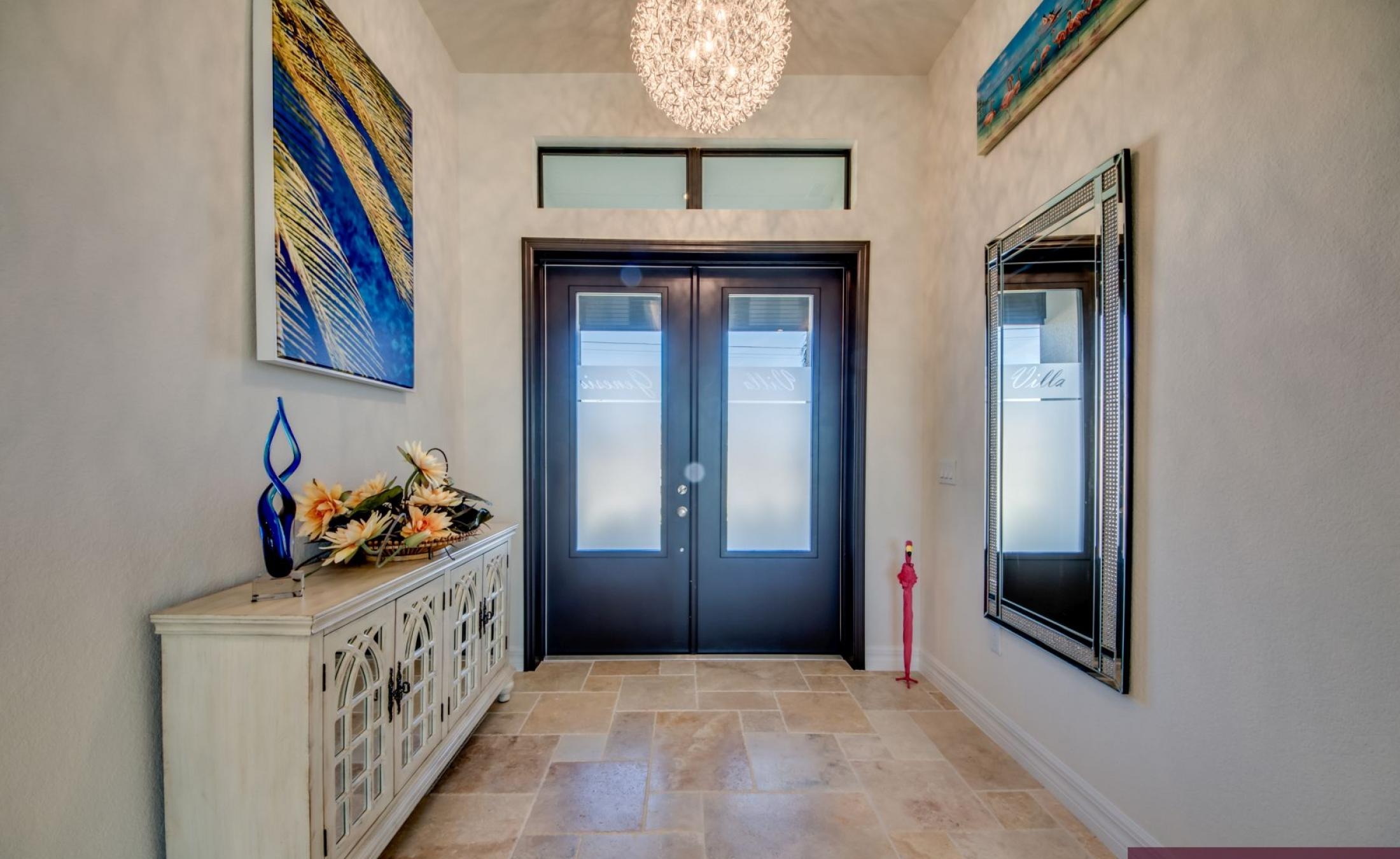 Beheizter Pool und Spa auf der Terrasse mit Blick auf den Kanal und privatem Bootsdock.