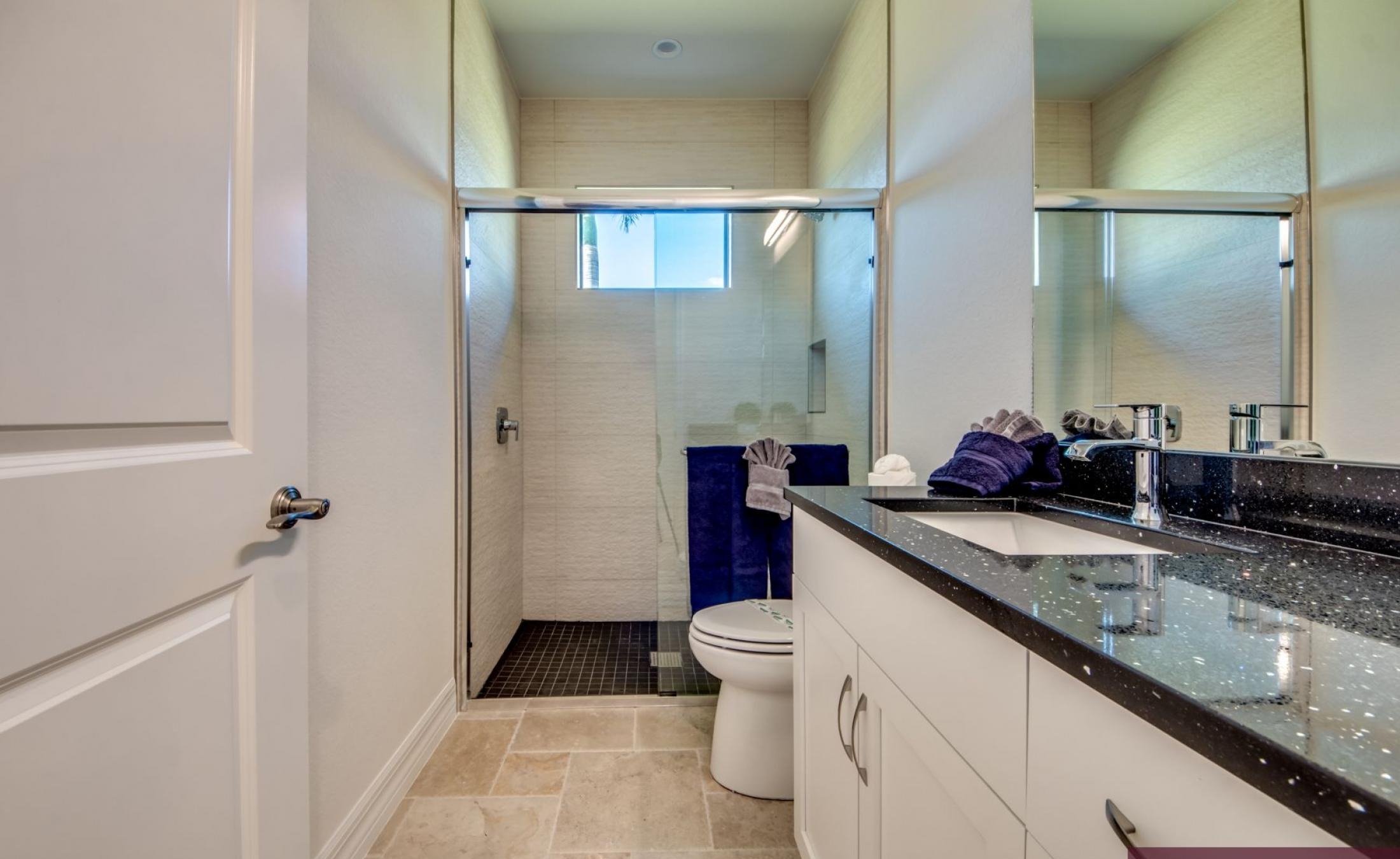 Beheizter Pool und Spa auf der Terrasse mit Blick auf den Kanal und Bootsdock.