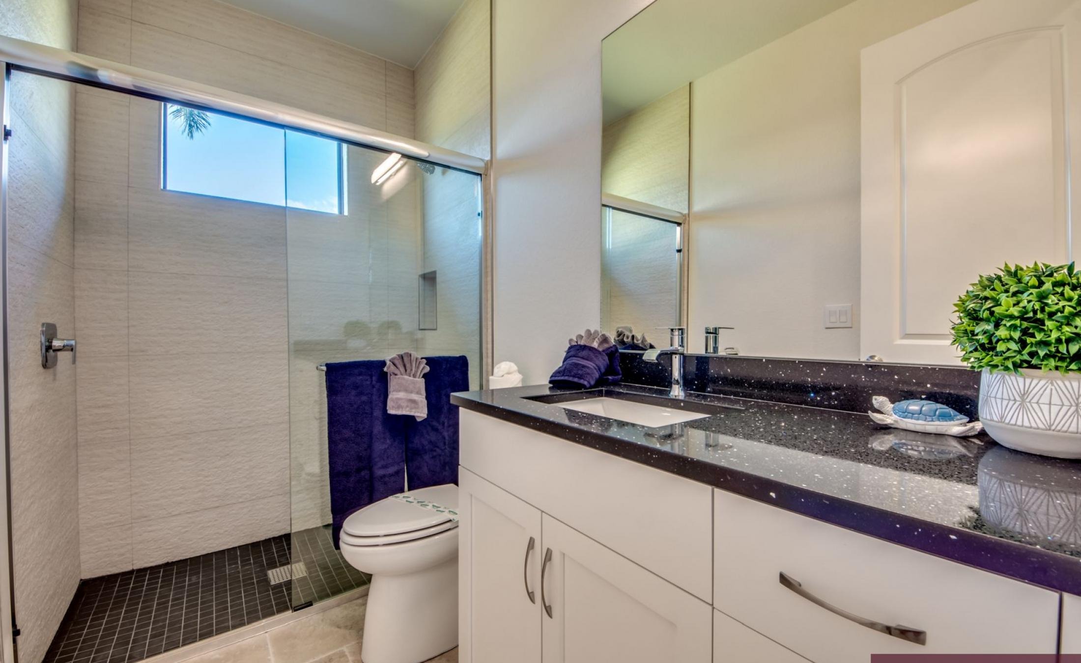 Beheizter Pool mit Spa und Sonnenliegen am Kanal mit privatem Bootsdock.