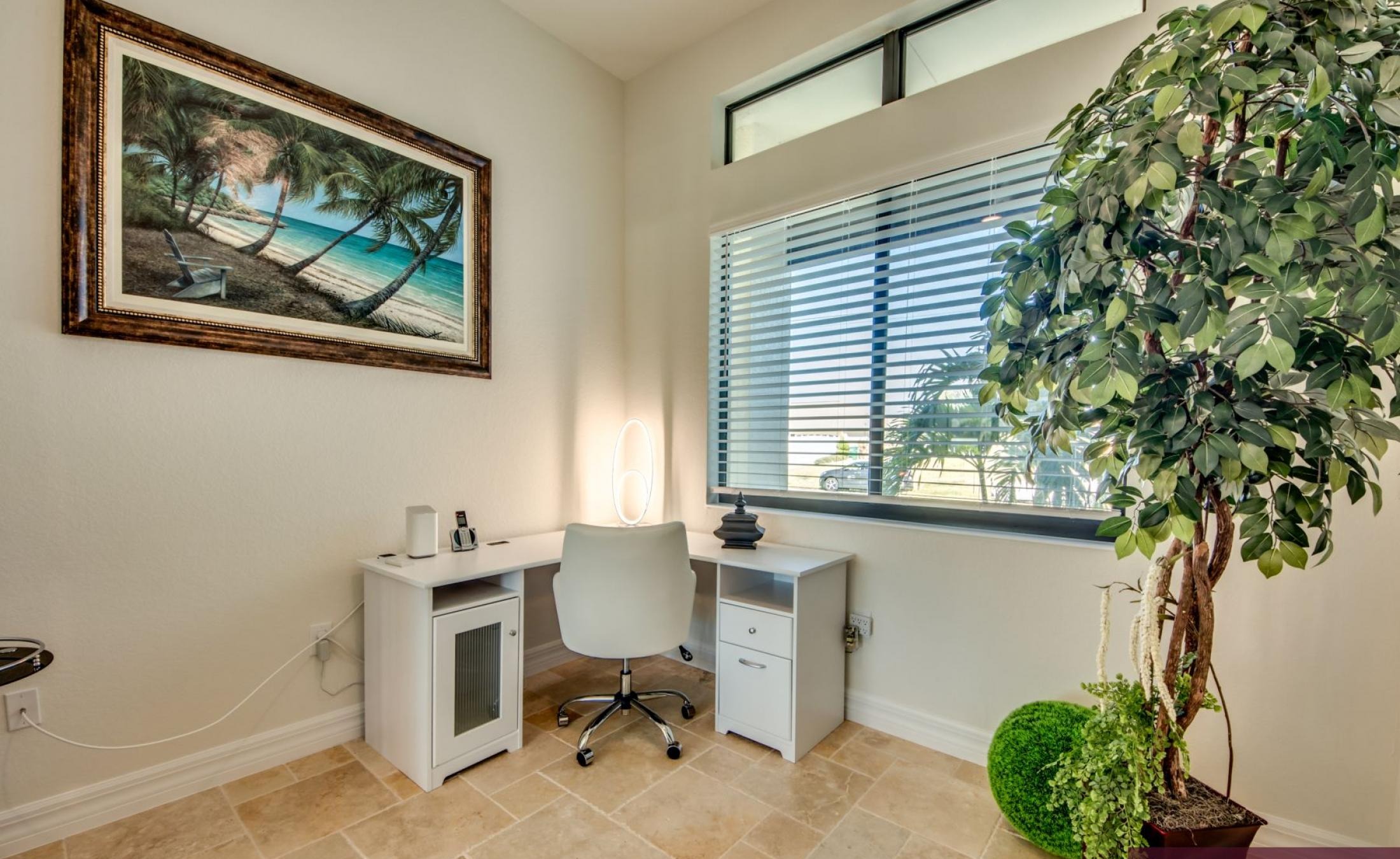 Beheizter Pool mit Spa und Blick auf den Kanal mit Bootsdock.