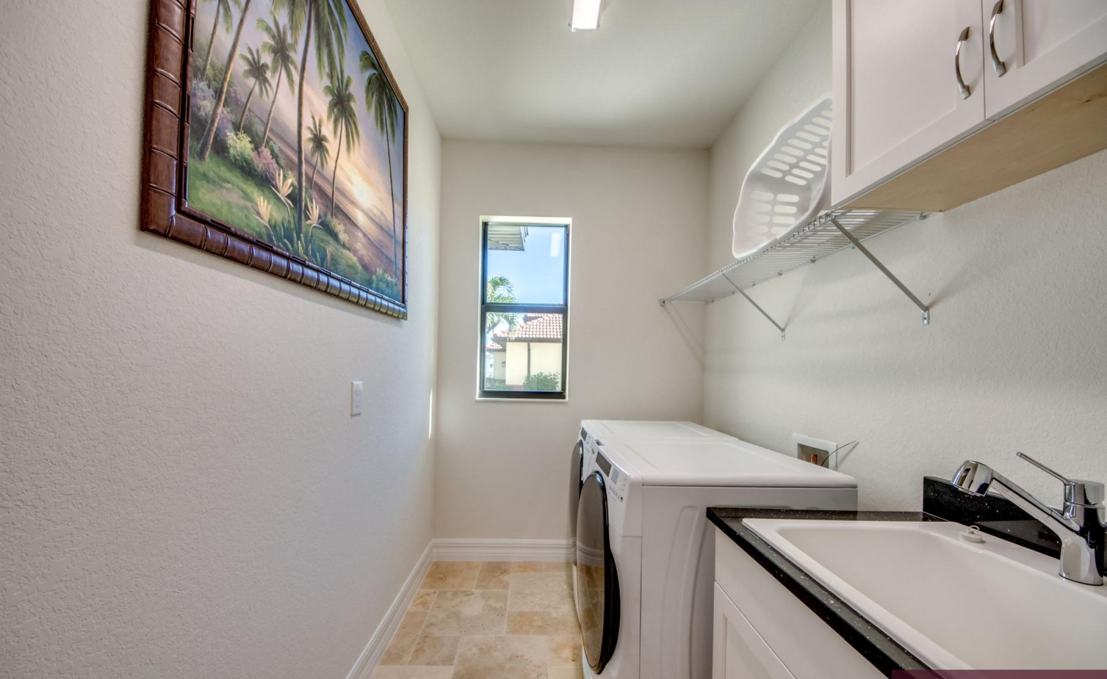 Beheizter Pool und Spa mit Blick auf den Kanal und privatem Bootsdock.