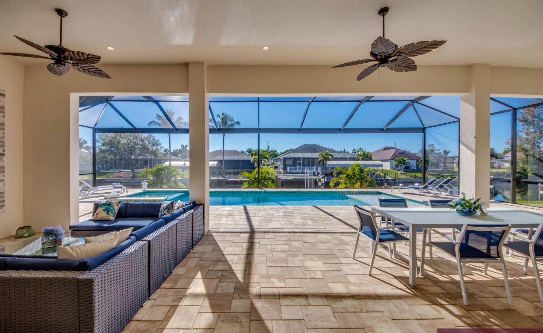 Beheizter Pool und Spa mit Blick auf den Kanal und privatem Bootsdock.