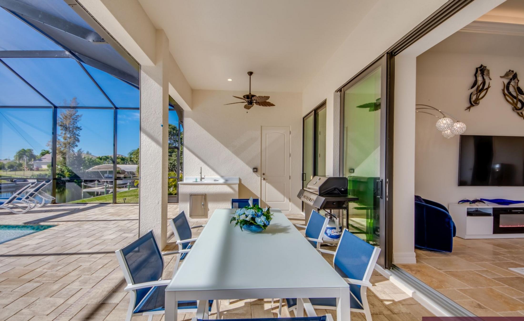 Beheizter Pool und Spa mit Blick auf den Kanal und privatem Bootsdock.