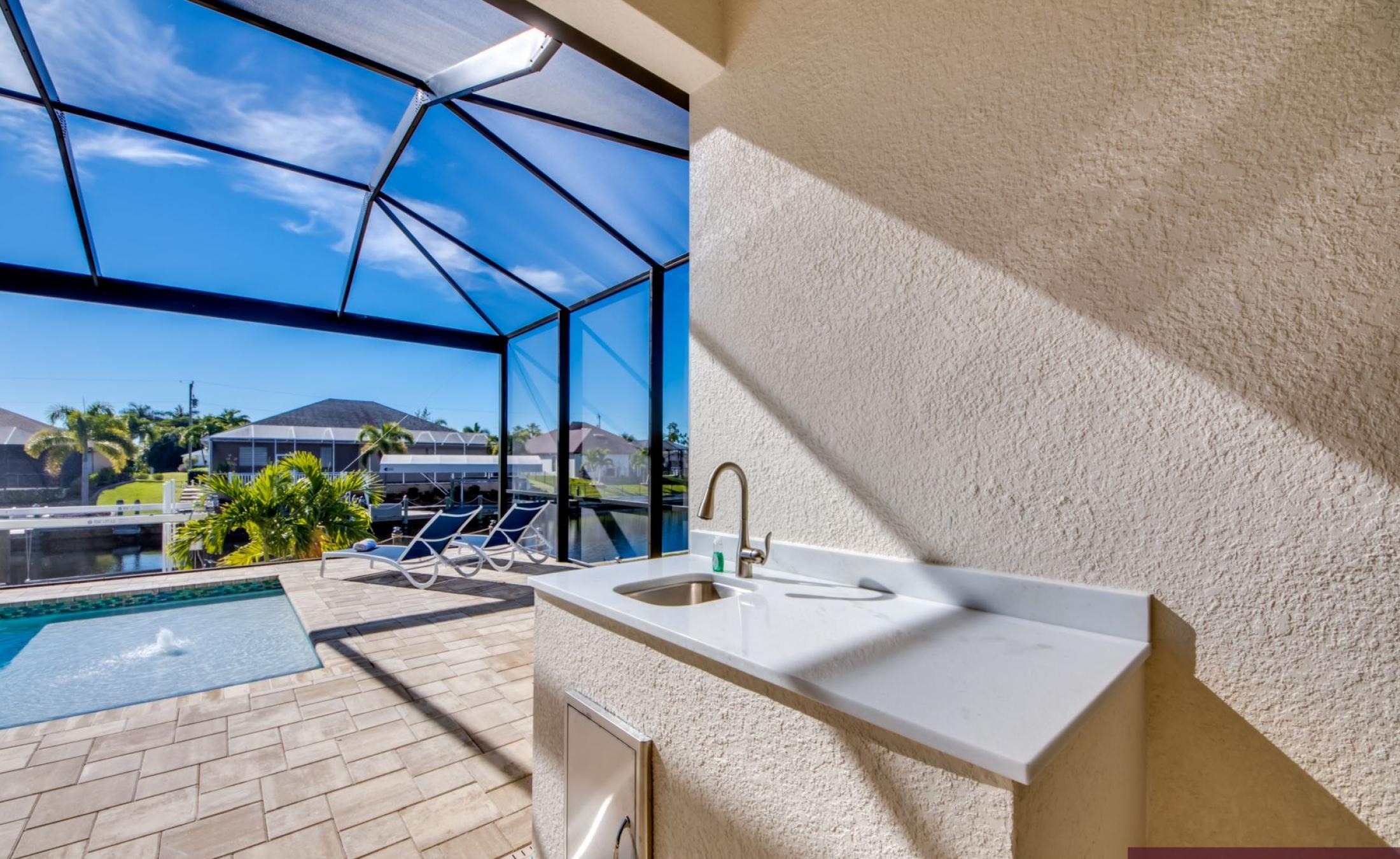 Beheizter Pool mit Spa und Bootsdock am Kanal.