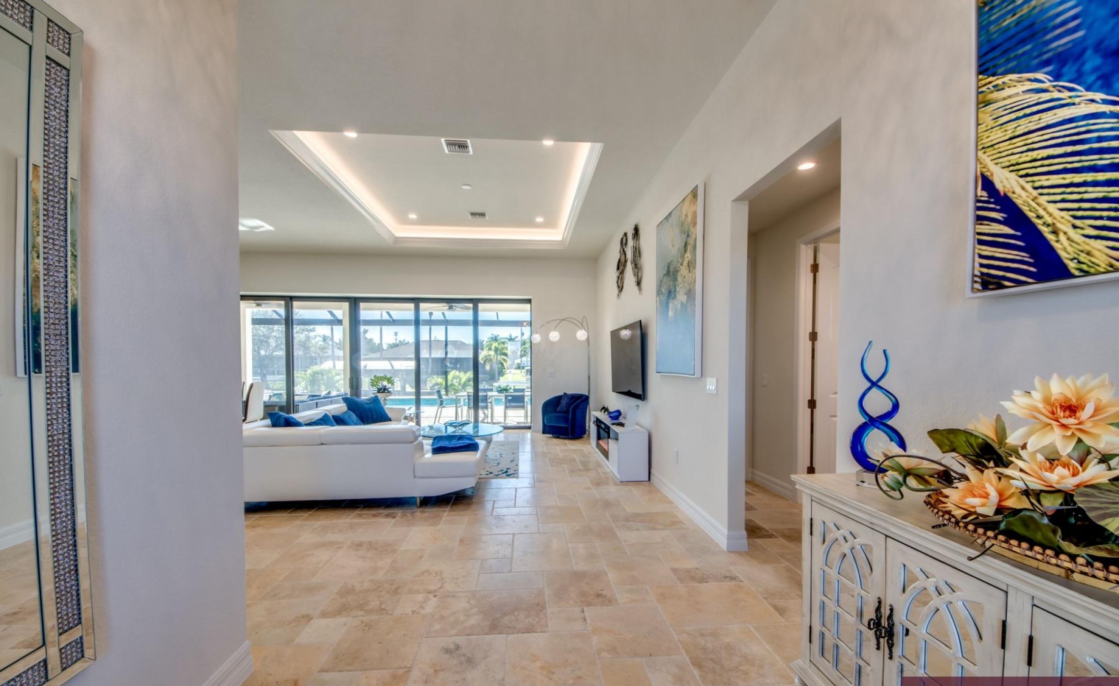 Beheizter Pool und Spa mit Blick auf den Kanal und privatem Bootsdock.