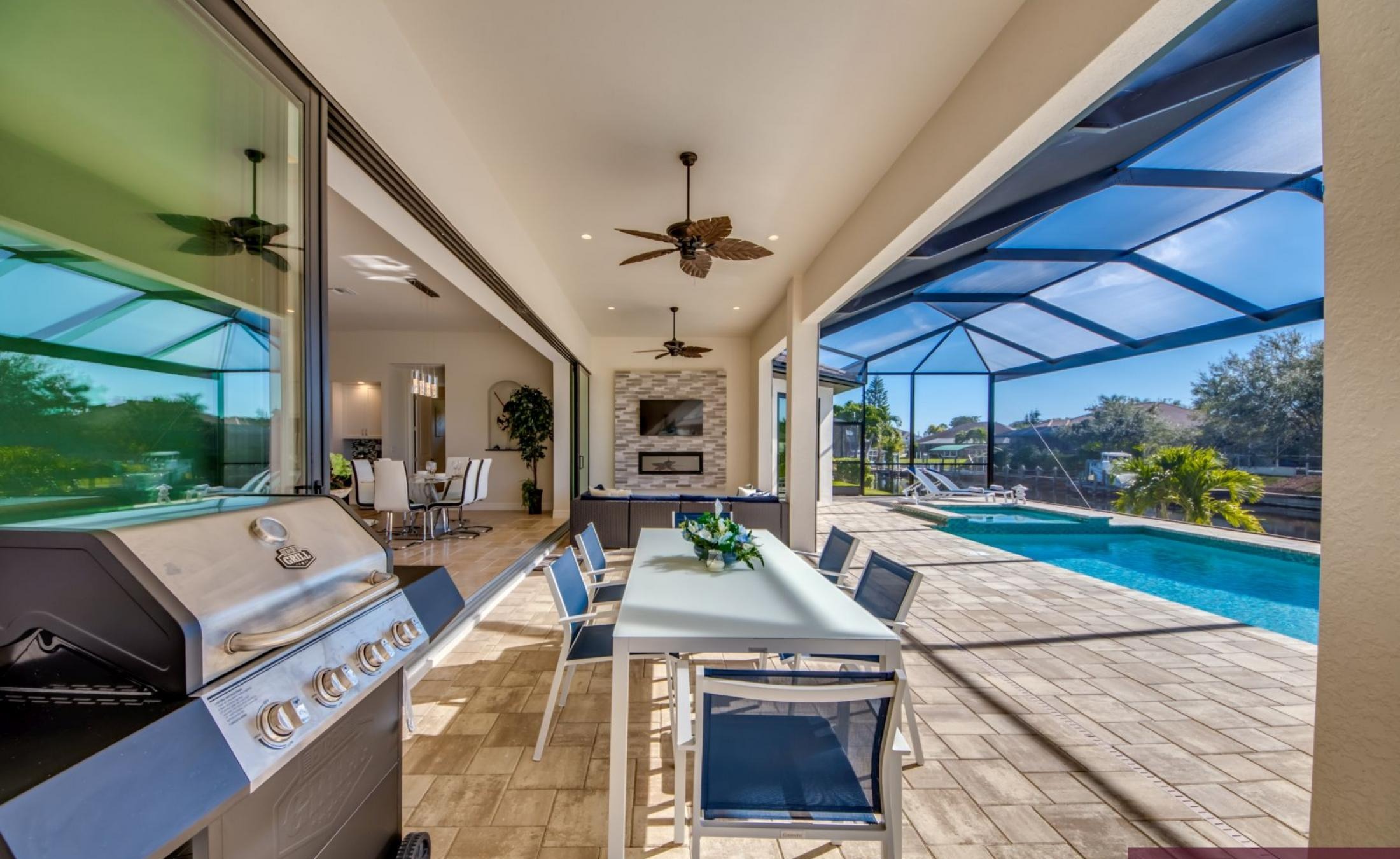 Beheizter Pool mit Spa und Bootsdock am Kanal.