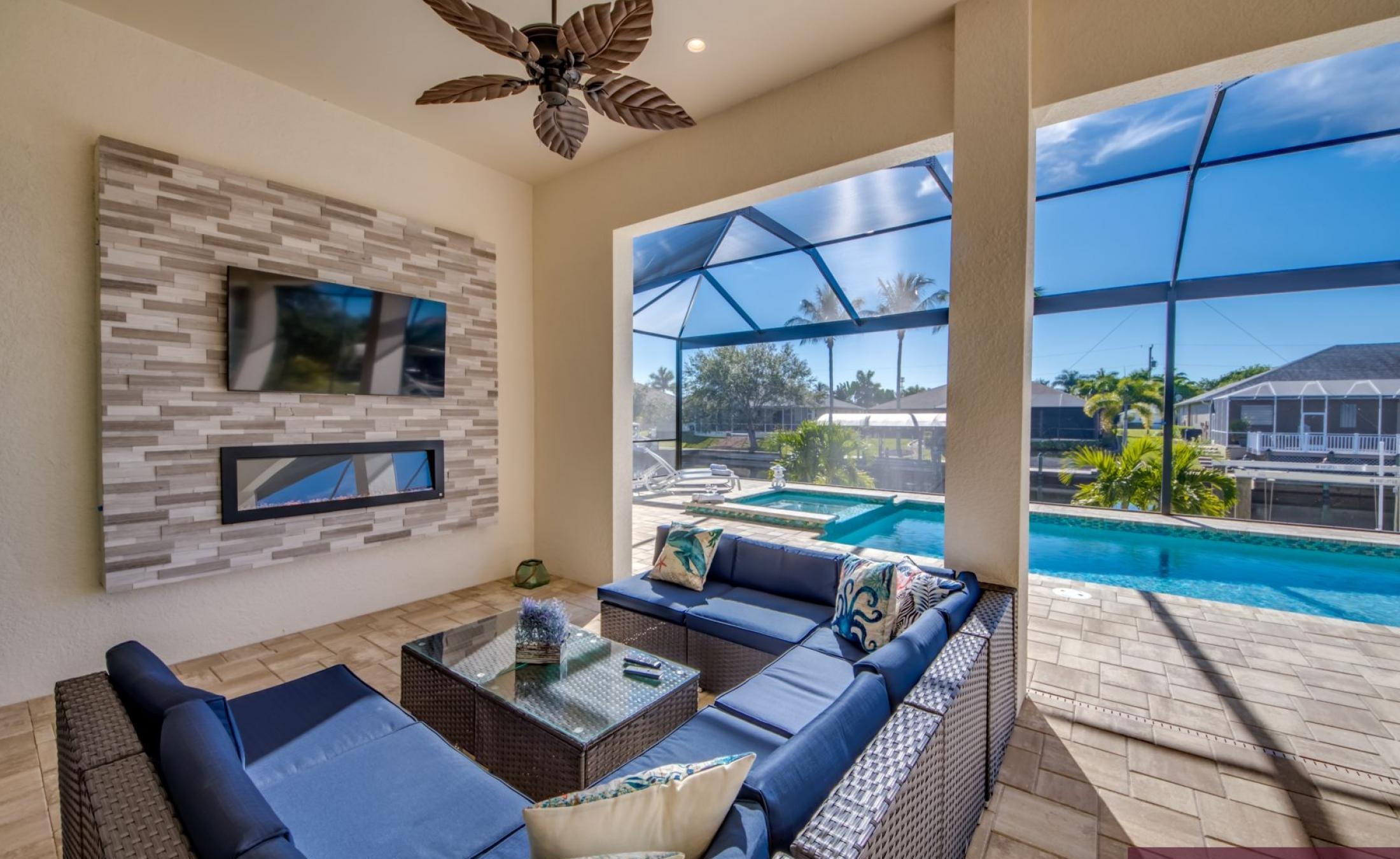 Beheizter Pool und Spa mit Blick auf den Kanal und privatem Bootsdock.