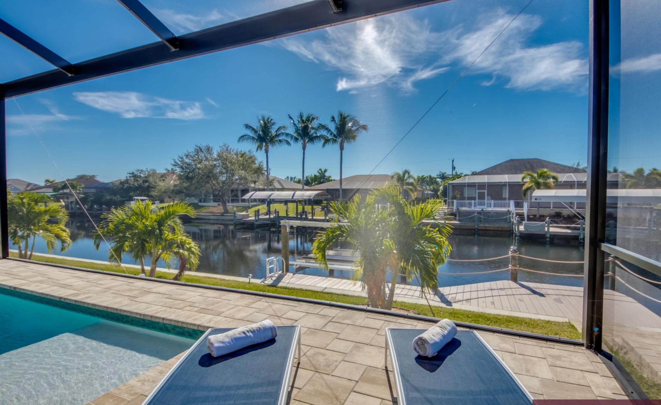 Beheizter Pool und Spa mit Blick auf den Kanal und privatem Bootsdock.