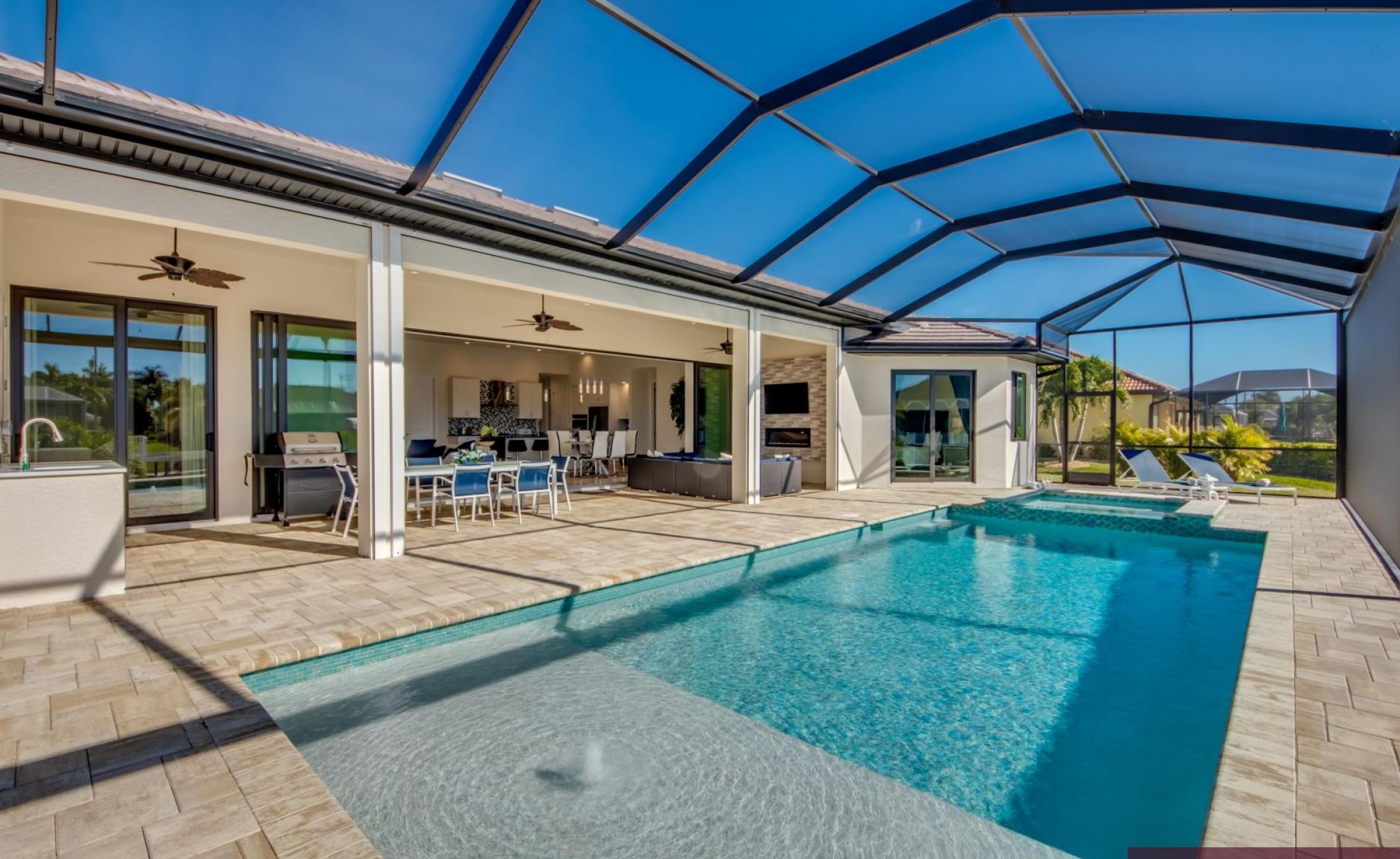 Beheizter Pool und Spa auf der Terrasse mit Blick auf den Kanal und Bootsdock.