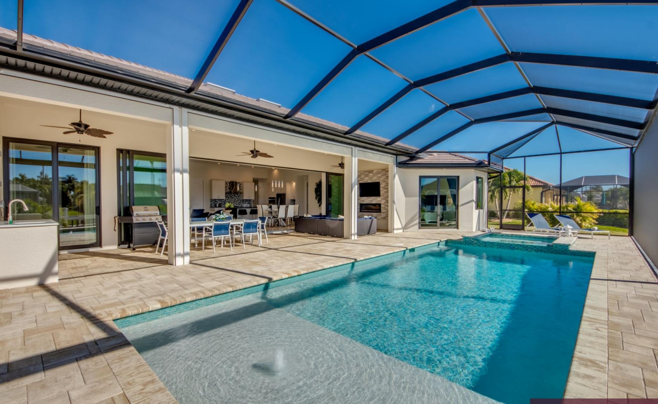 Beheizter Pool und Spa auf der Terrasse mit Blick auf den Kanal und privatem Bootsdock.
