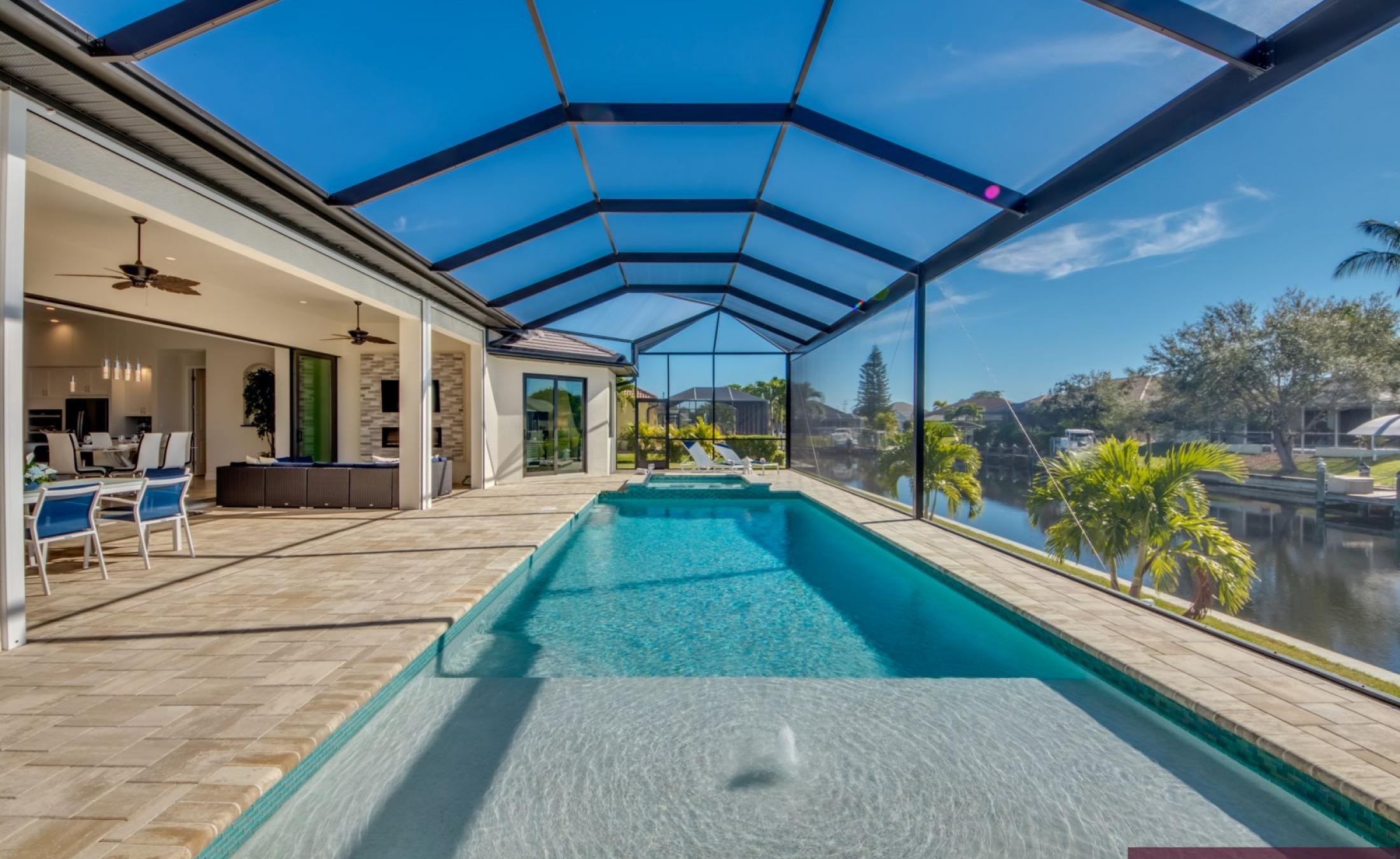 Beheizter Pool und Spa am Kanal mit privatem Bootsdock.