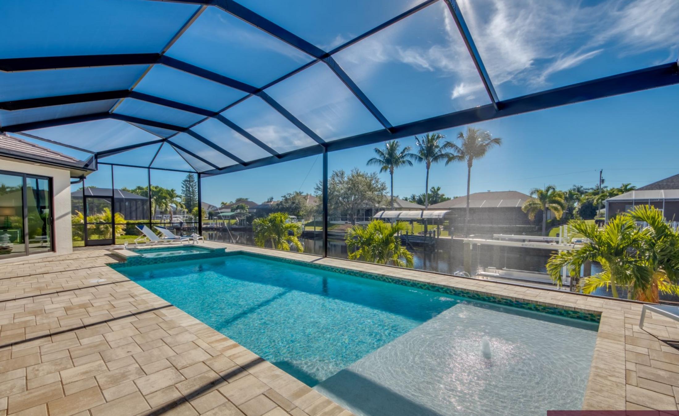 Beheizter Pool und Spa auf der Terrasse am Kanal mit Bootsdock.