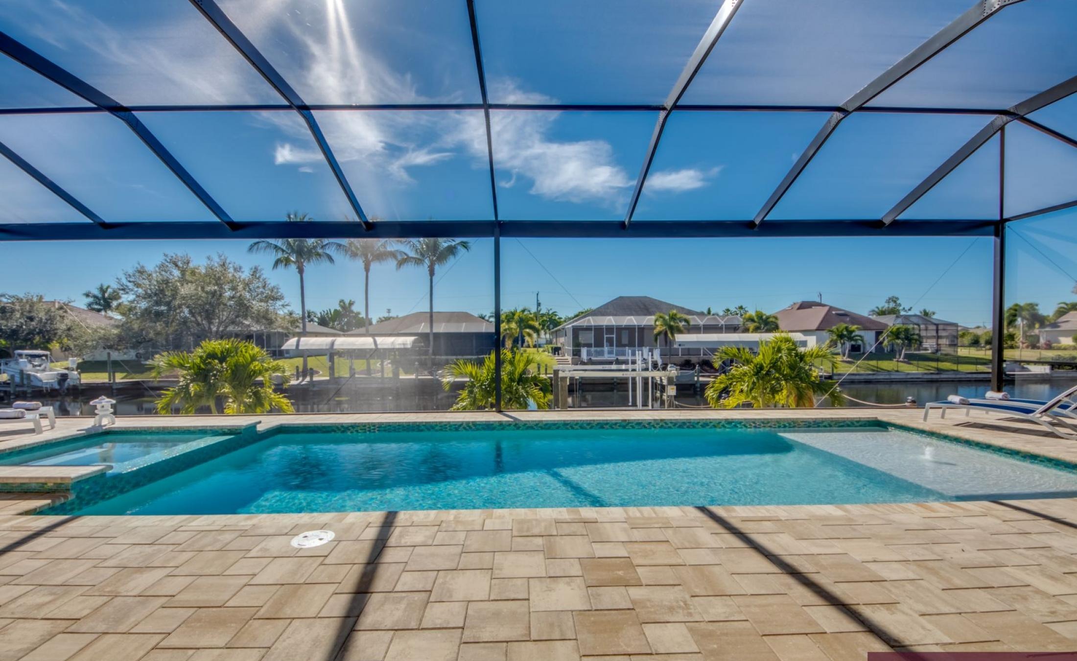 Beheizter Pool und Spa mit Blick auf den Kanal und Bootsdock.