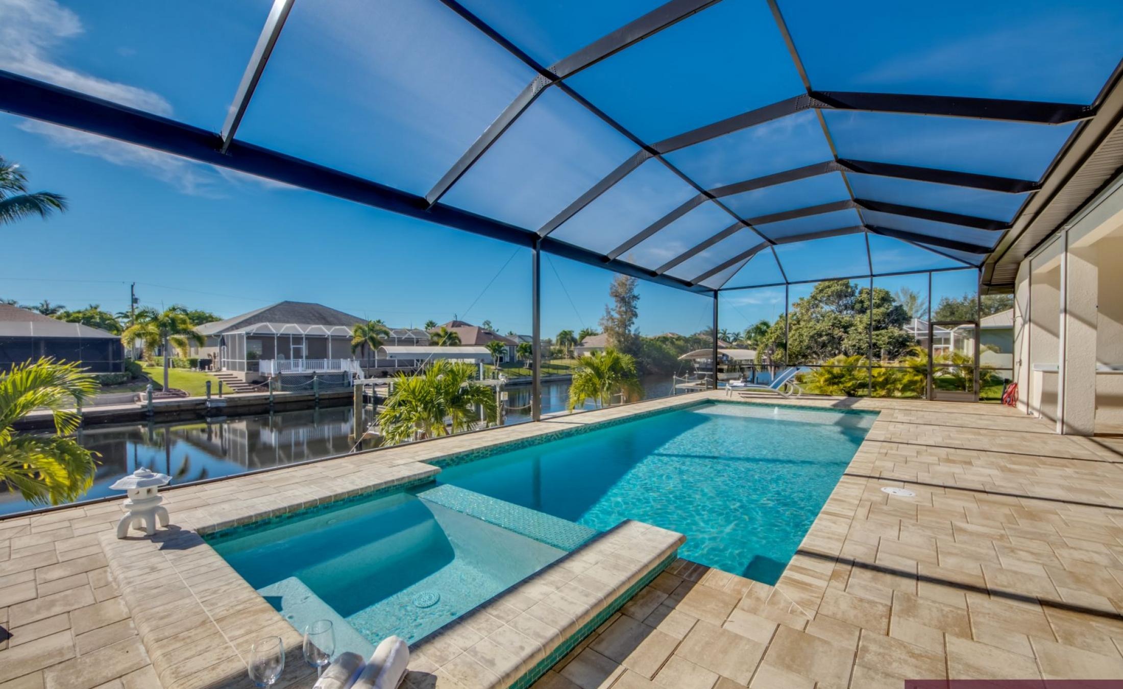 Beheizter Pool und Spa auf der Terrasse am Kanal mit Bootsdock.