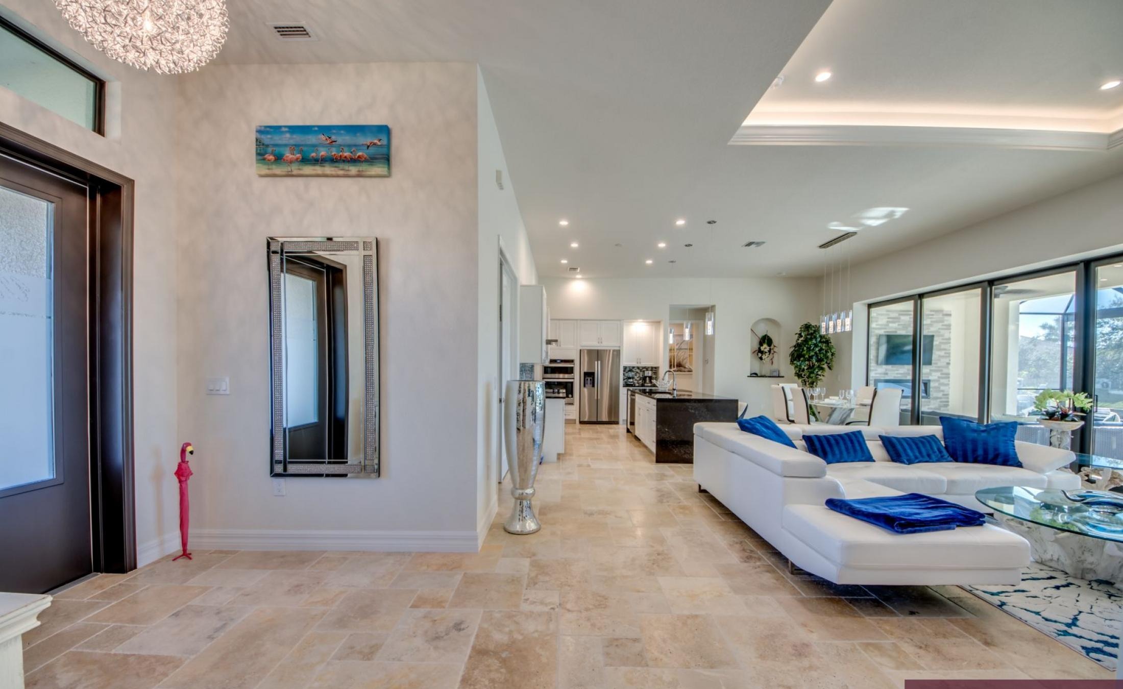 Beheizter Pool und Spa mit Blick auf den Kanal und privatem Bootsdock.