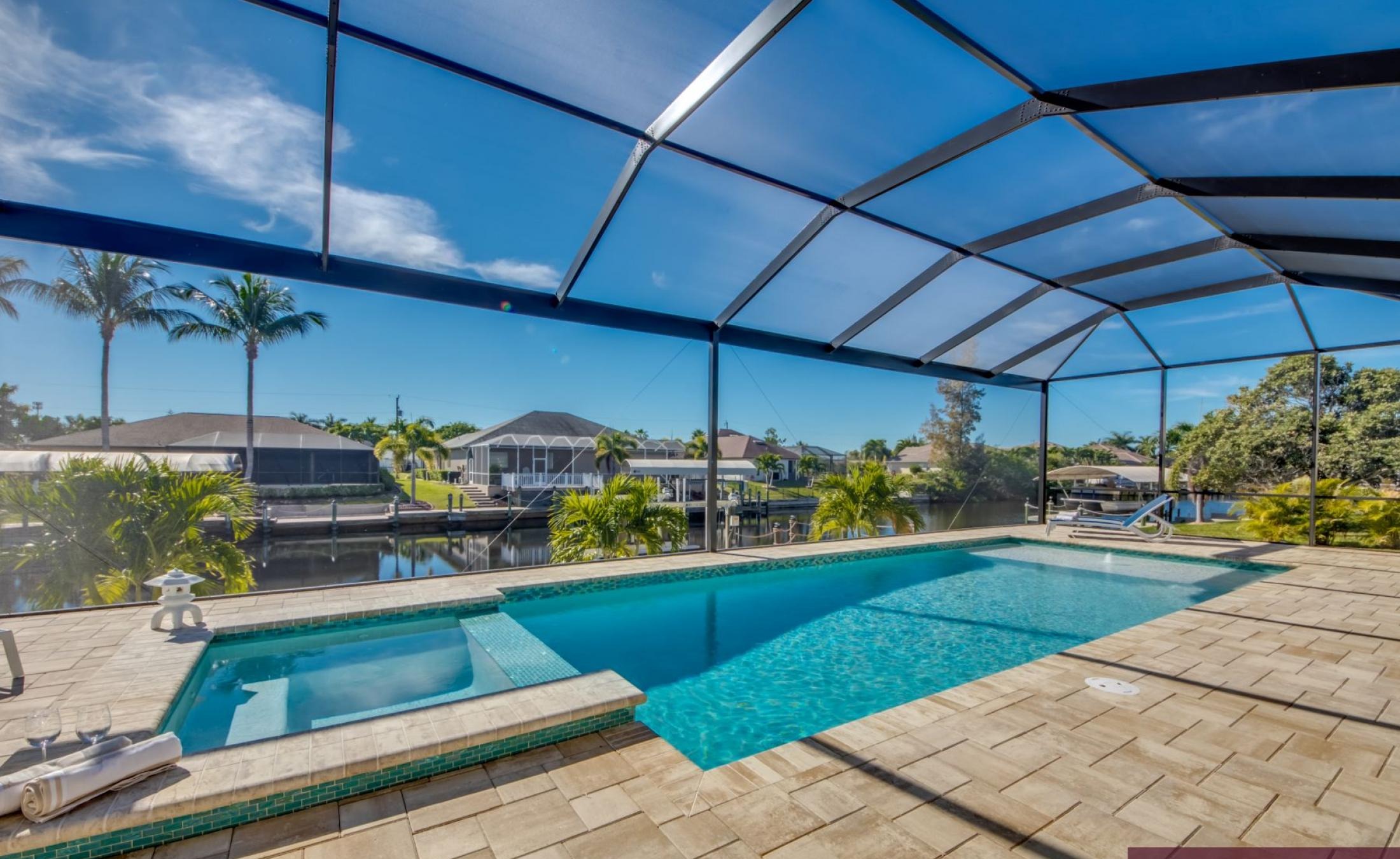 Beheizter Pool und Spa am Kanal mit privatem Bootsdock.