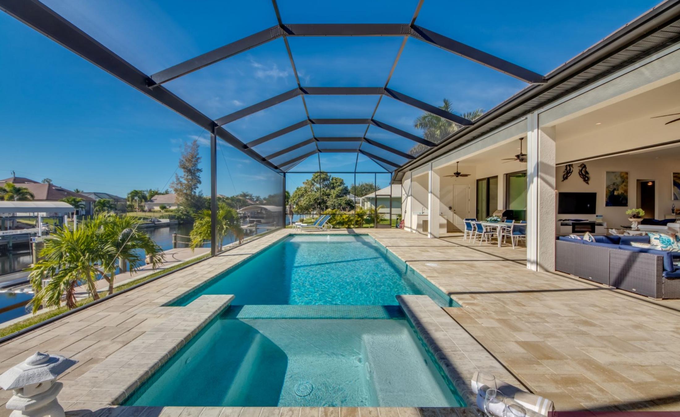 Beheizter Pool und Spa auf der Terrasse mit Blick auf den Kanal und privatem Bootsdock.