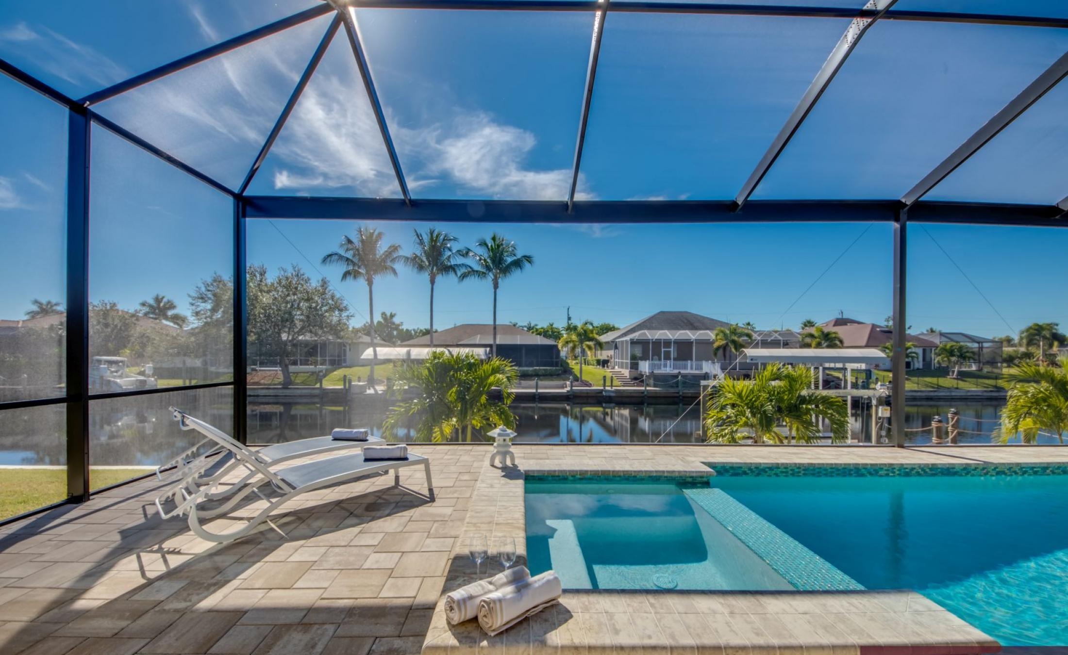 Beheizter Pool und Spa auf der Terrasse mit Blick auf den Kanal und Bootsdock.