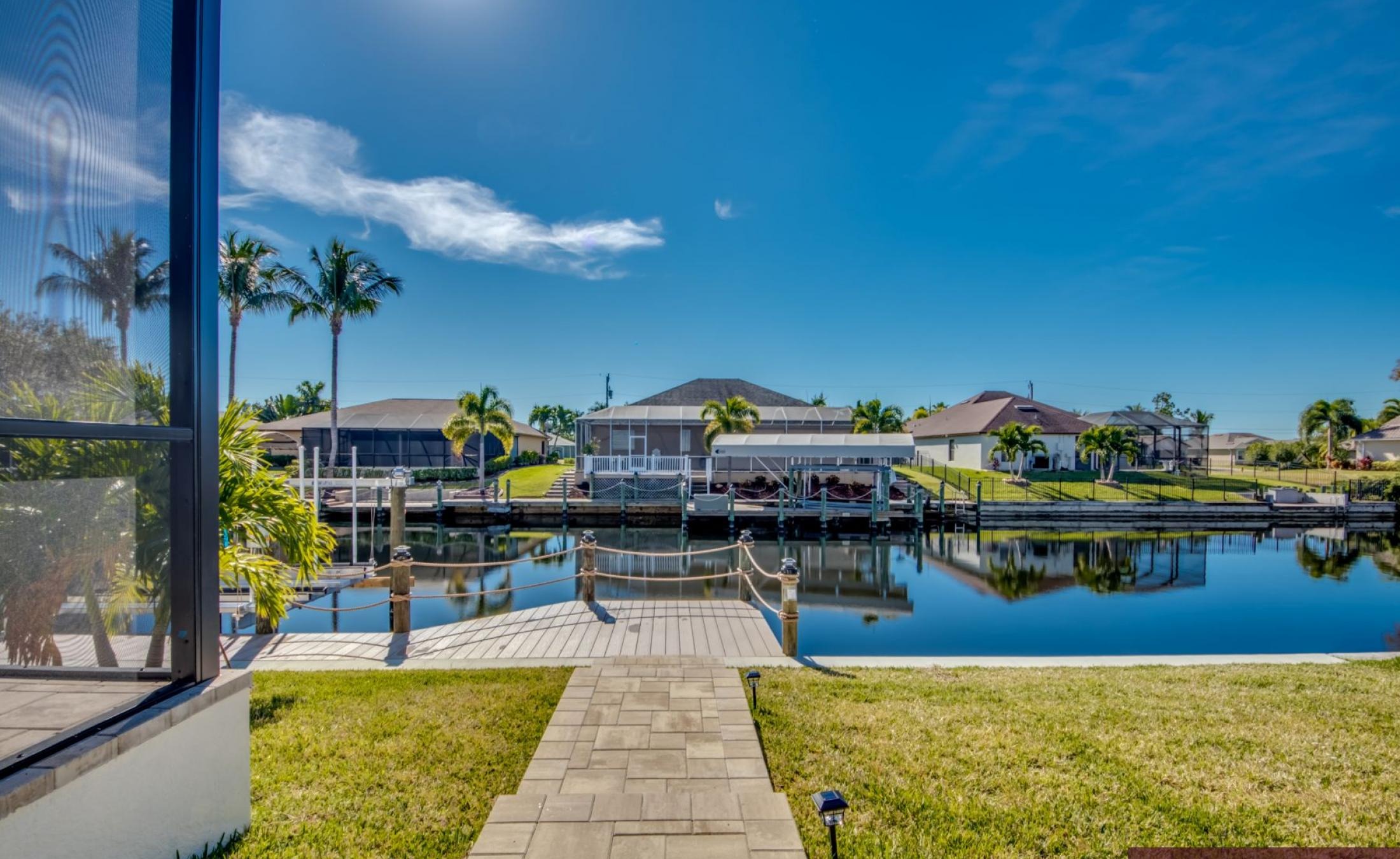Beheizter Pool und Spa am Kanal mit privatem Bootsdock.