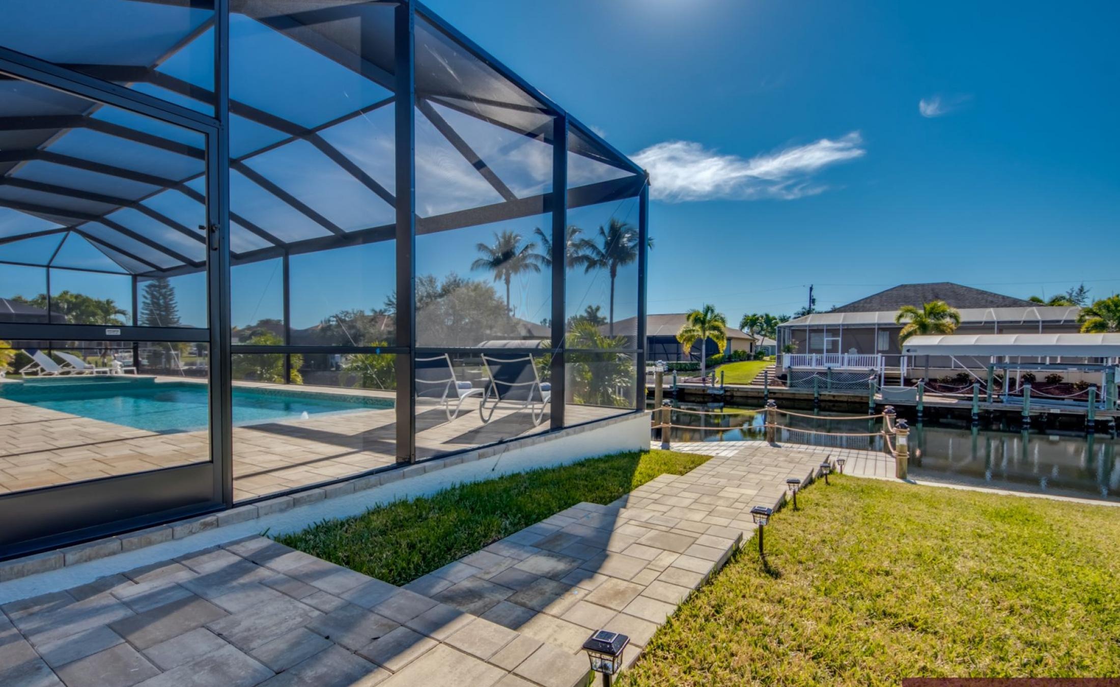 Beheizter Pool und Spa mit Blick auf den Kanal und privatem Bootsdock.