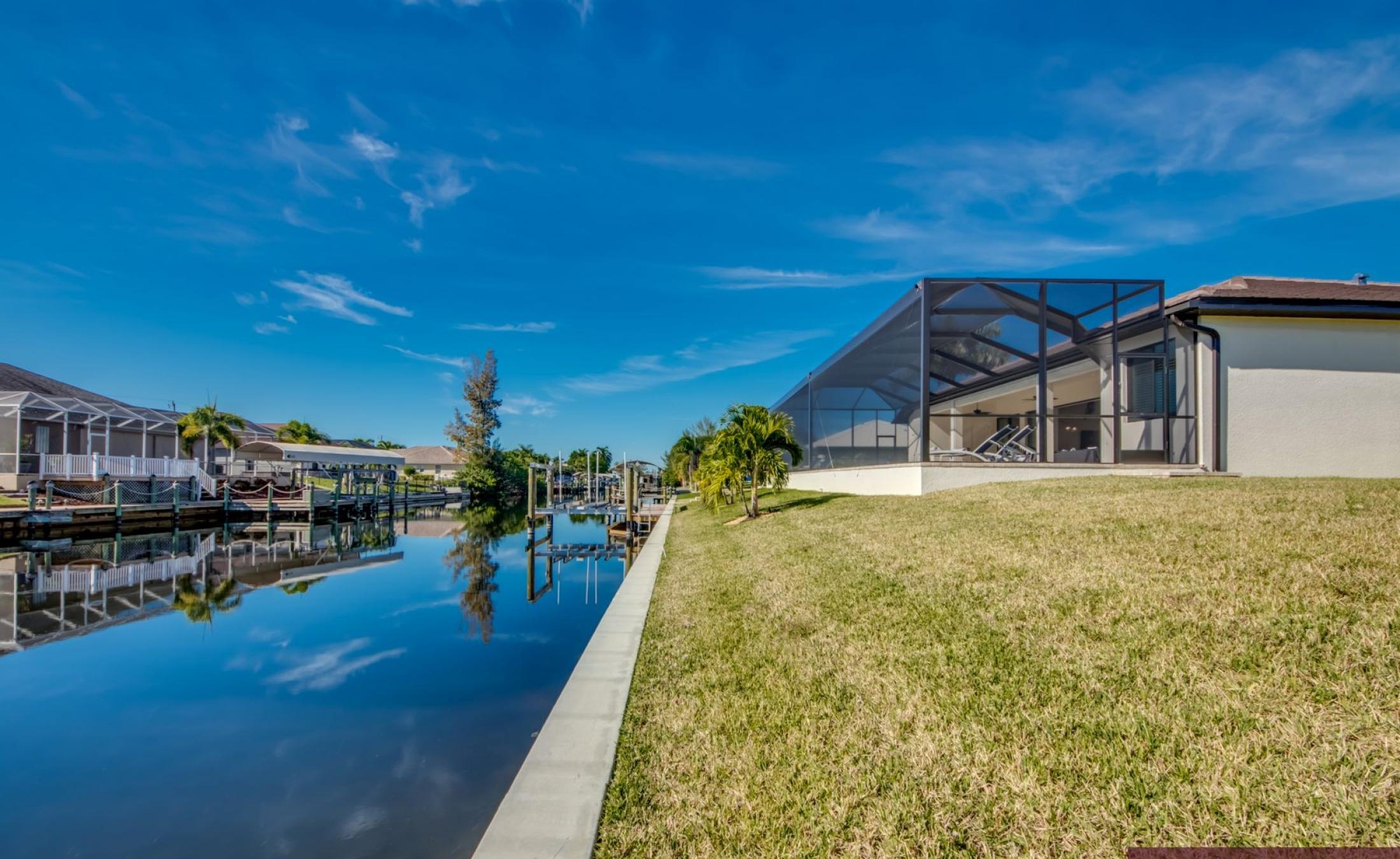 Beheizter Pool und Spa mit Blick auf den Kanal und privatem Bootsdock.