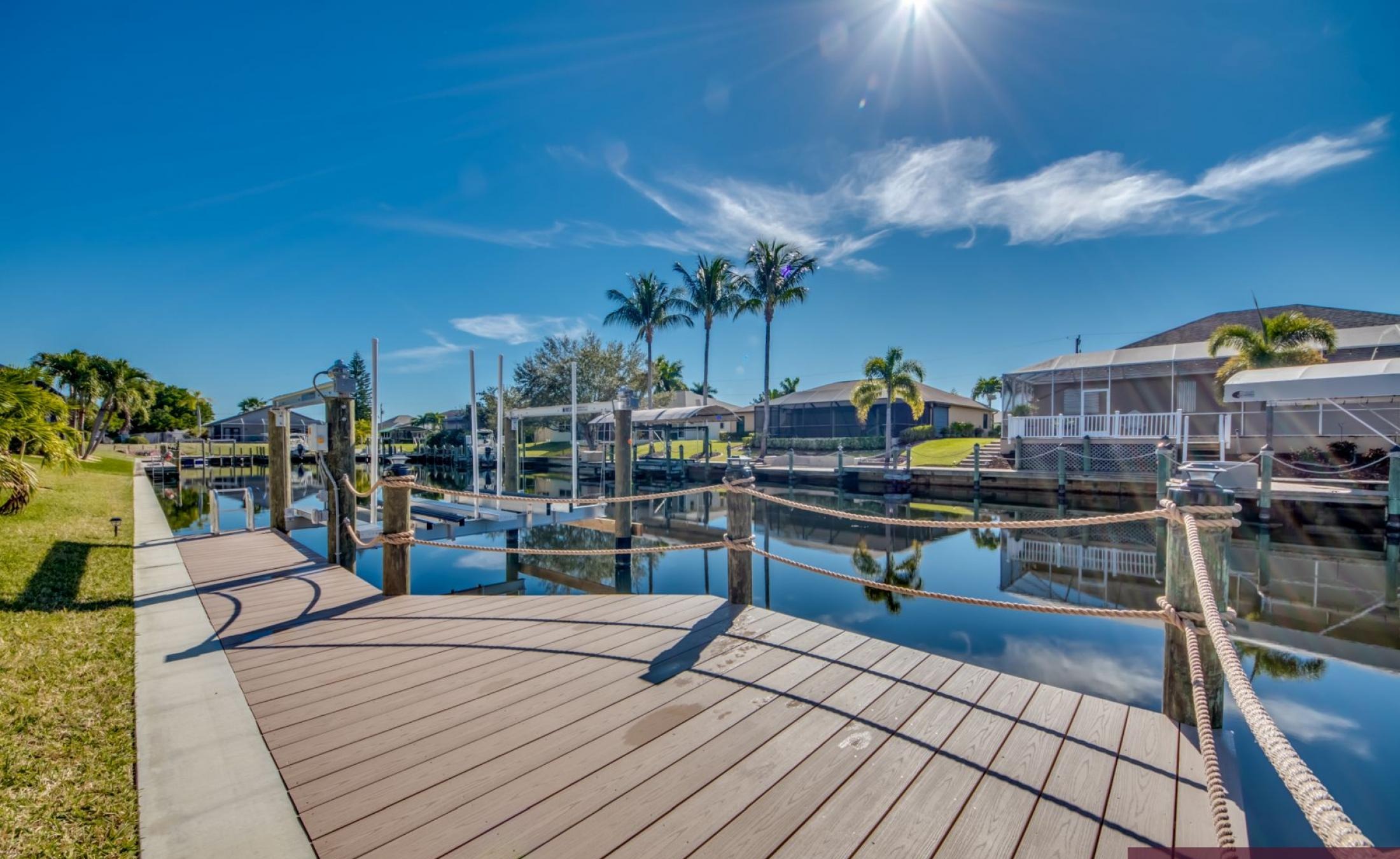 Beheizter Pool und Spa auf der Terrasse mit Blick auf den Kanal und privatem Bootsdock.