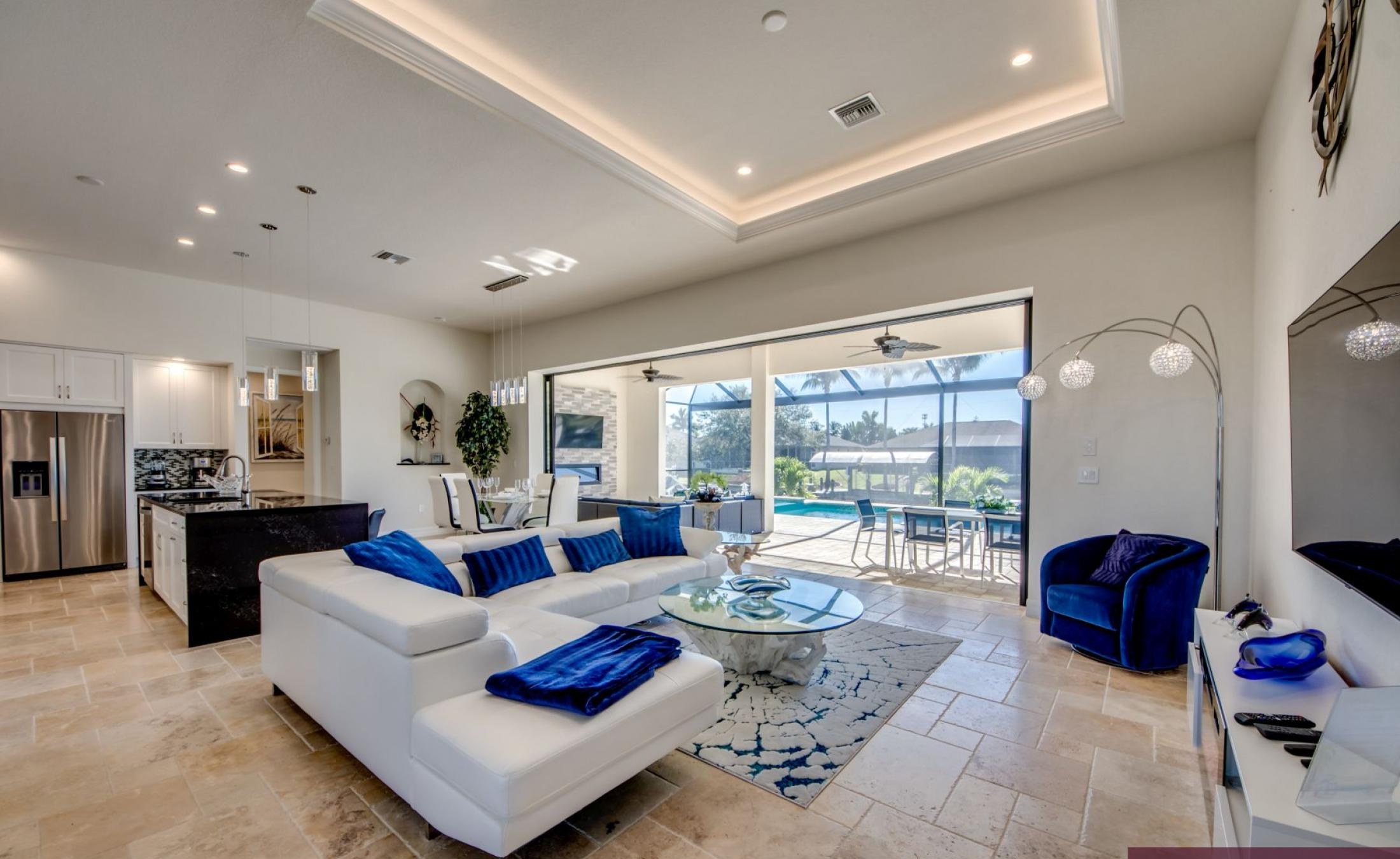 Beheizter Pool und Spa auf der Terrasse mit Blick auf den Kanal und privatem Bootsdock.