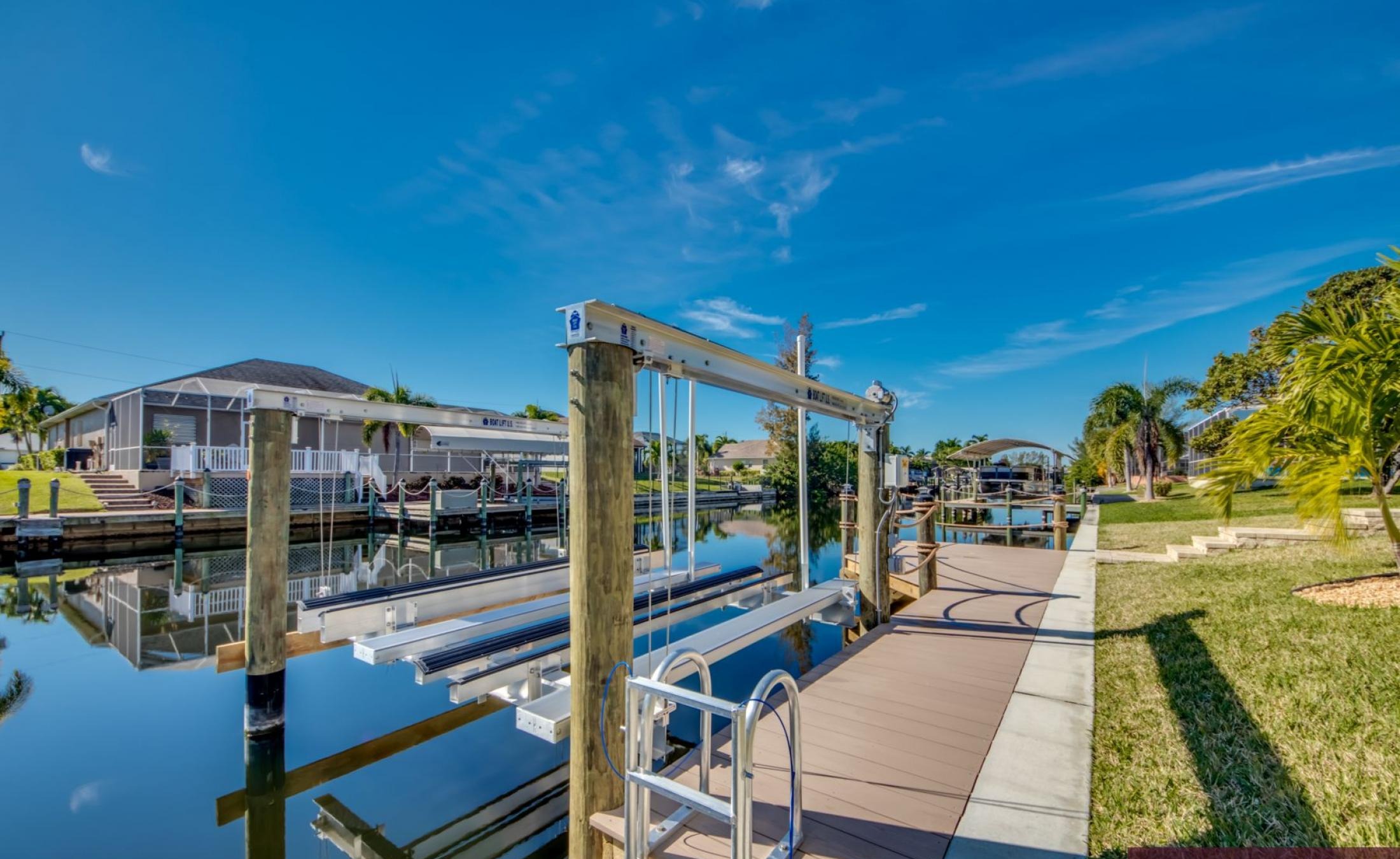 Beheizter Pool mit Spa und Blick auf den Kanal mit privatem Bootsdock.