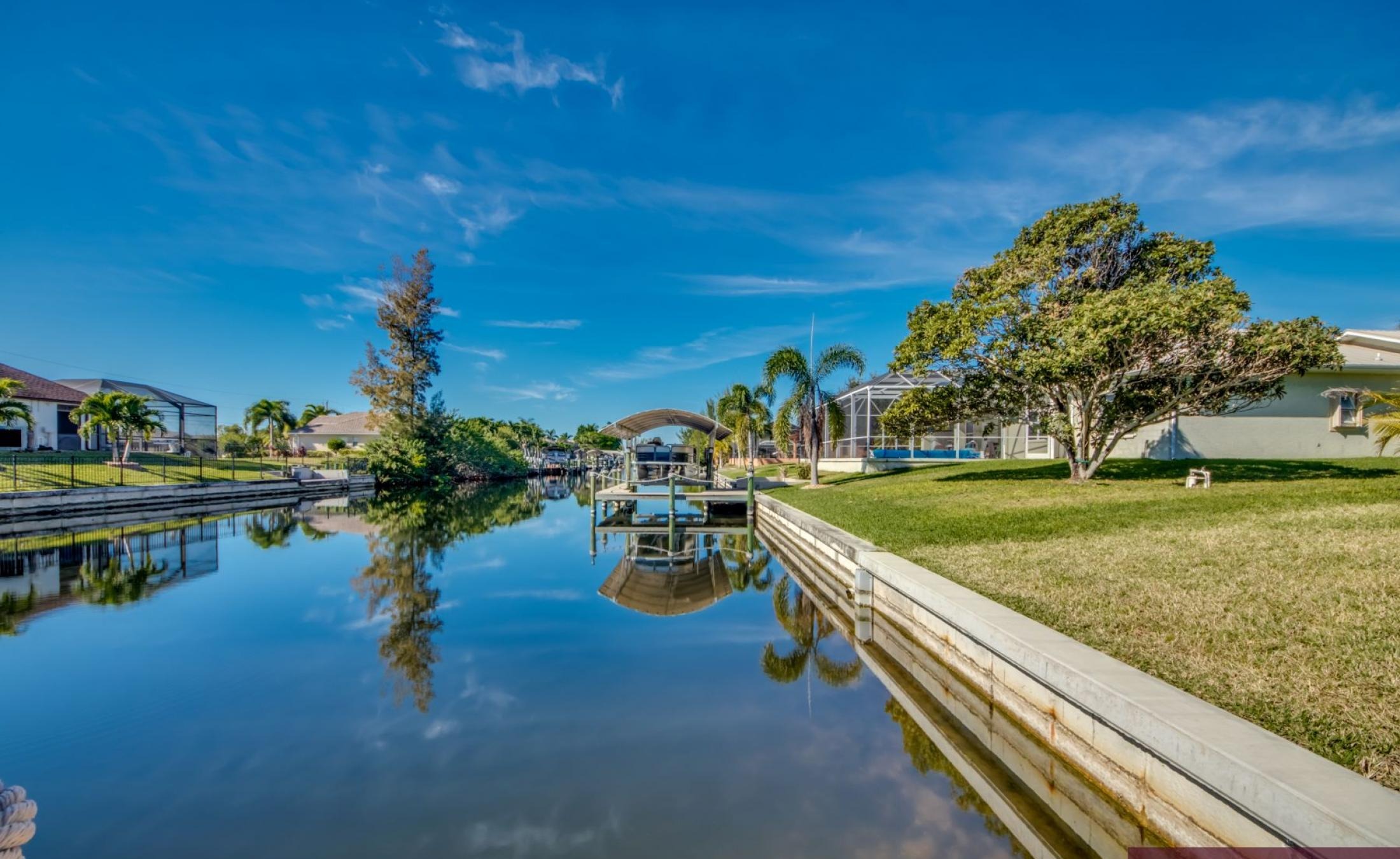 Beheizter Pool und Spa auf der Terrasse mit Blick auf den Kanal und Bootsdock.