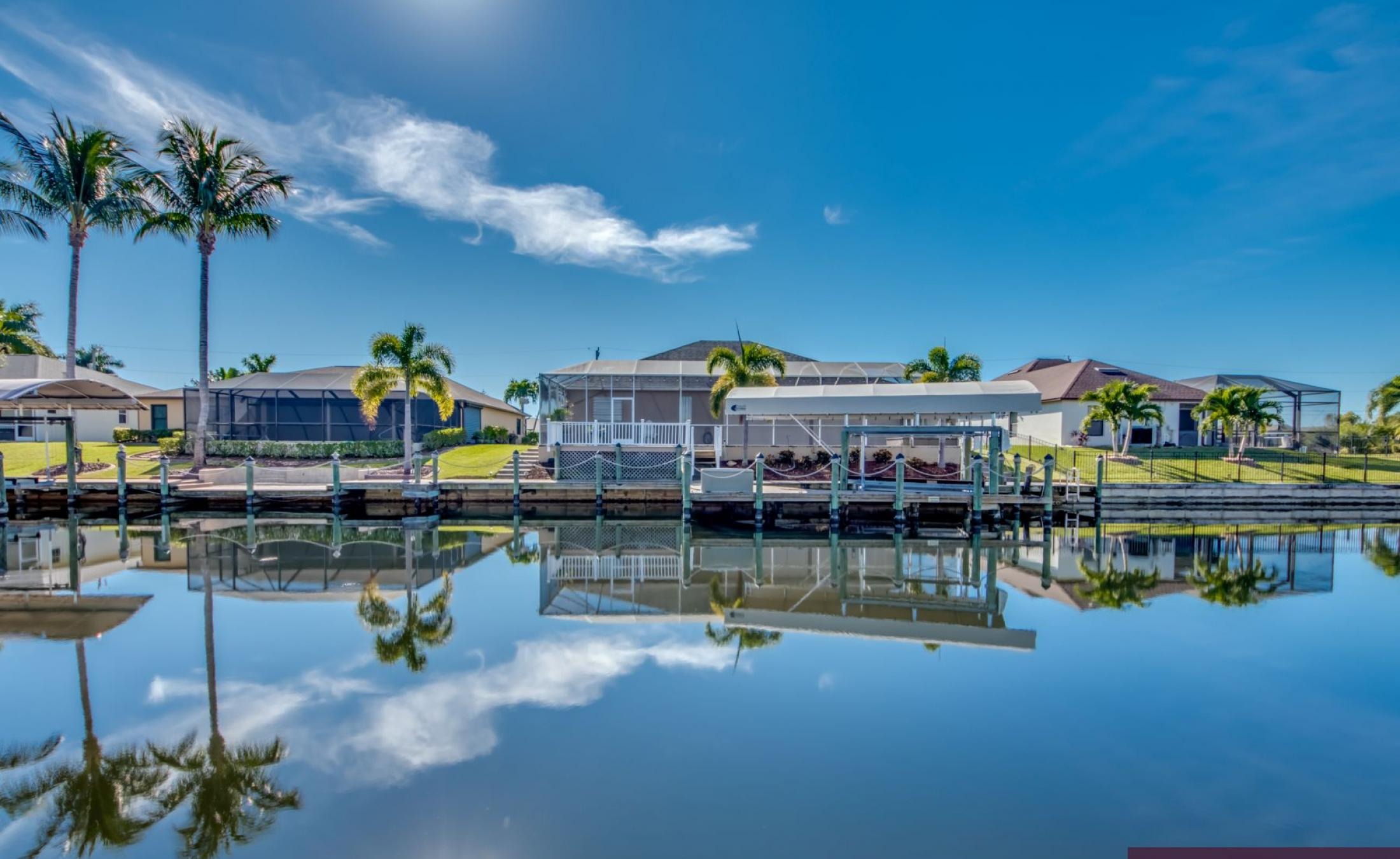 Beheizter Pool und Spa am Kanal mit Bootsdock im Außenbereich.