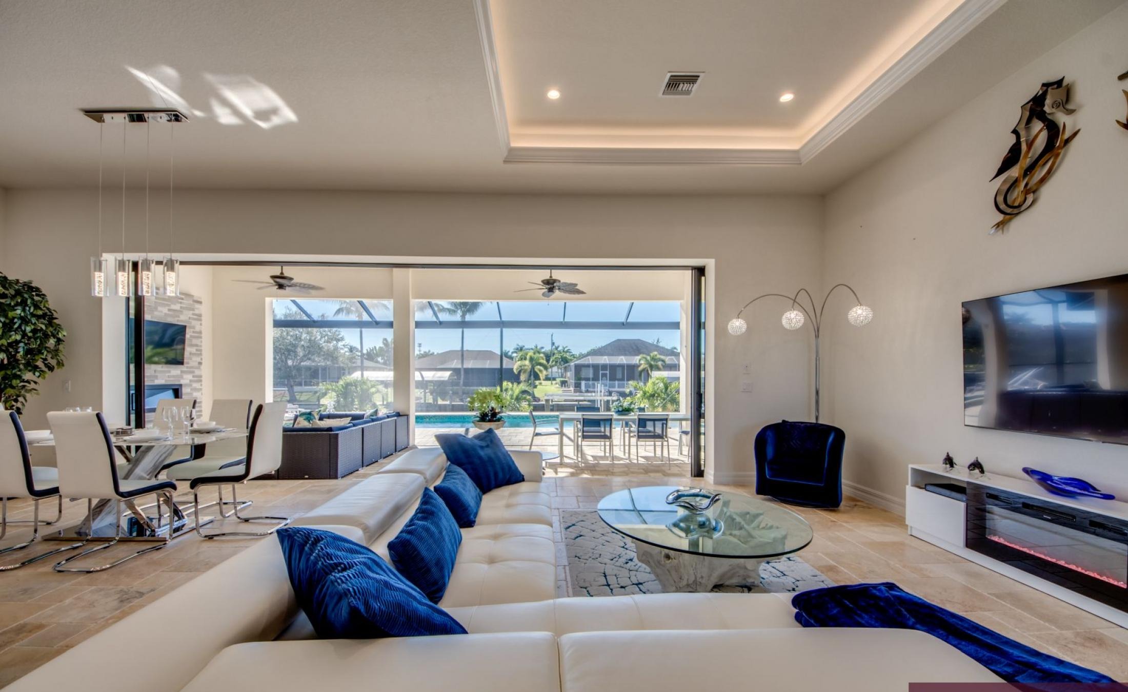 Beheizter Pool und Spa mit Blick auf den Kanal und Bootsdock.