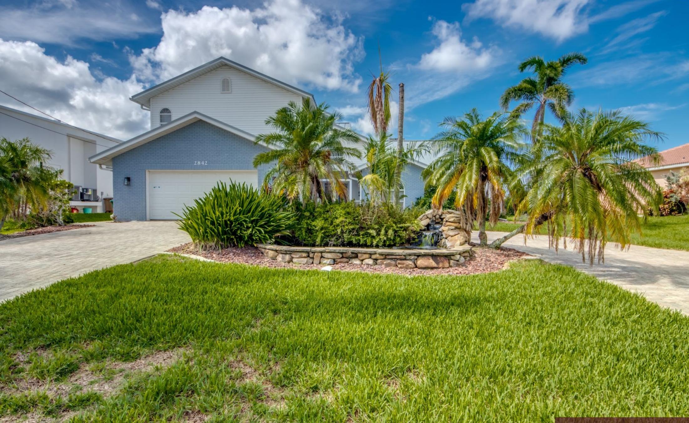 Außenbereich mit beheiztem Pool und Spa am Kanal in Südlage.