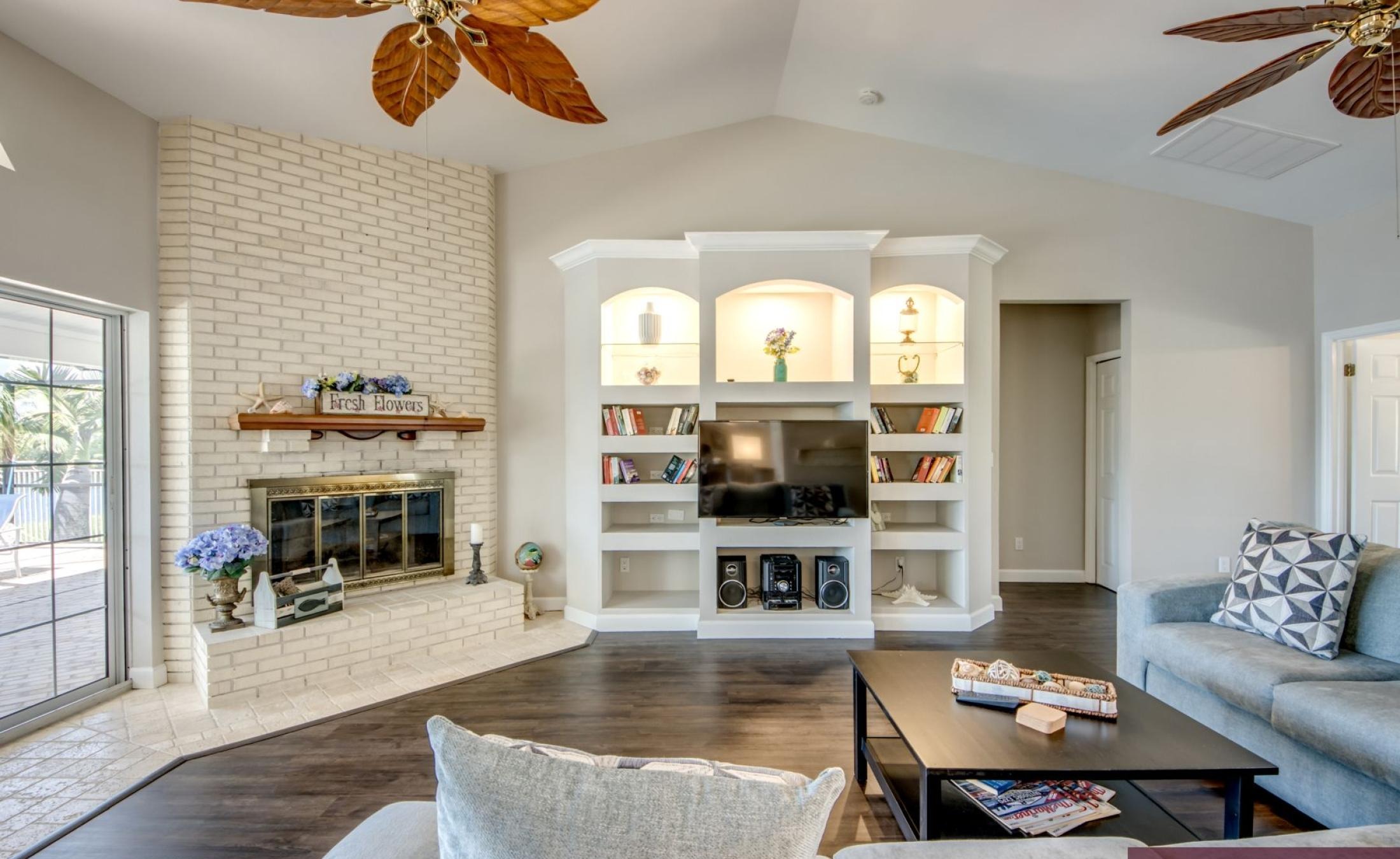 Beheizter Pool mit Spa und Blick auf den Kanal in Südlage.