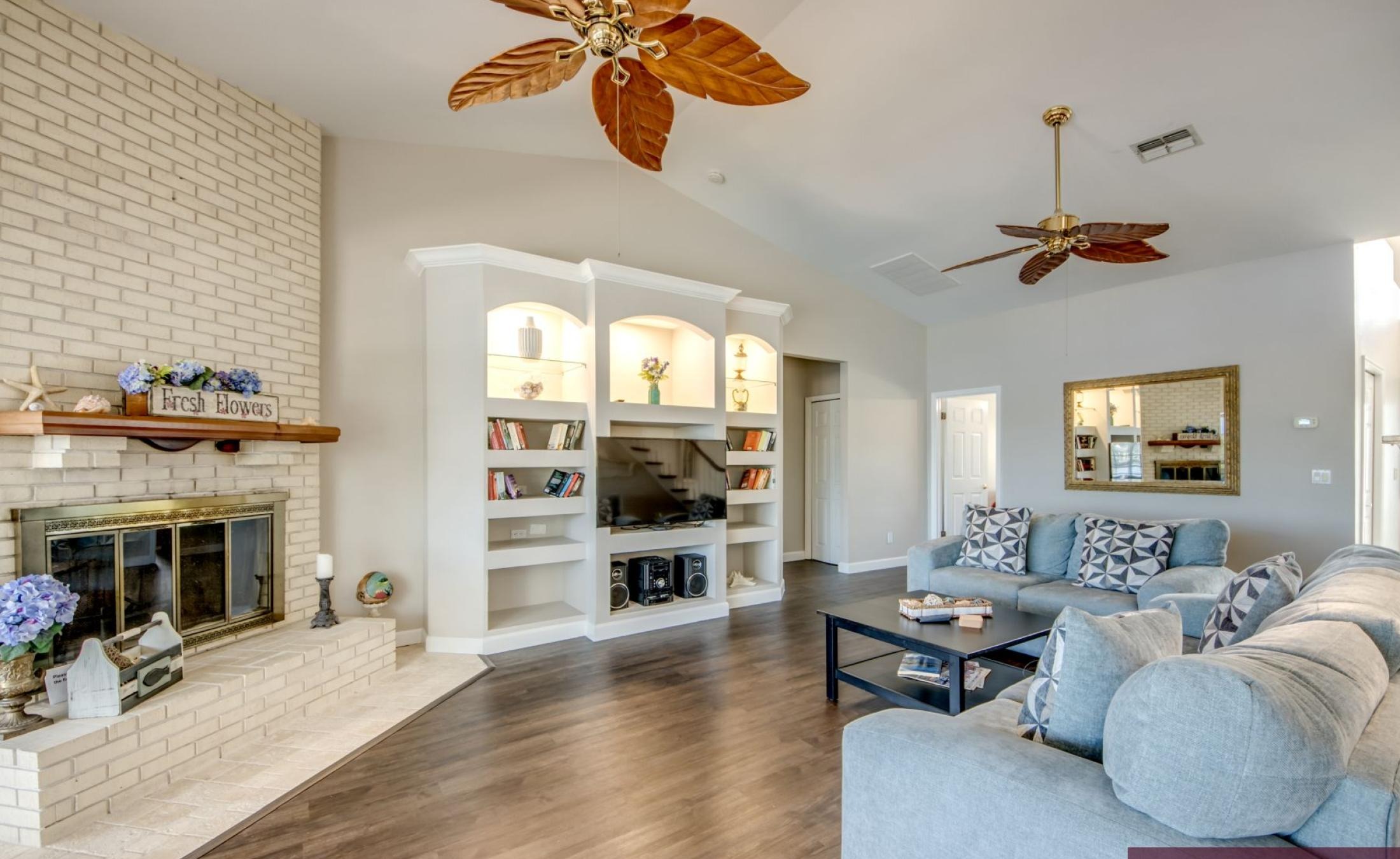 Beheizter Pool mit Spa und Blick auf den Kanal.